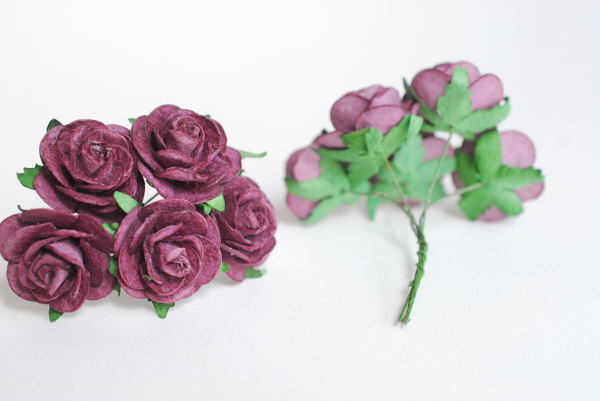 ดอกไม้กระดาษ ดอกไม้กระดาษสา ราคาส่ง,ดอกไม้กุหลาบกระดาษ ดอกกุหลาบกระดาษสา ดอกไม้ประดิษฐ์ สำหรับตกแต่ง หรืองานแต่งงาน สีม่วงเข้ม ขนาด 2.5 cm. จำนวน 50 ดอก