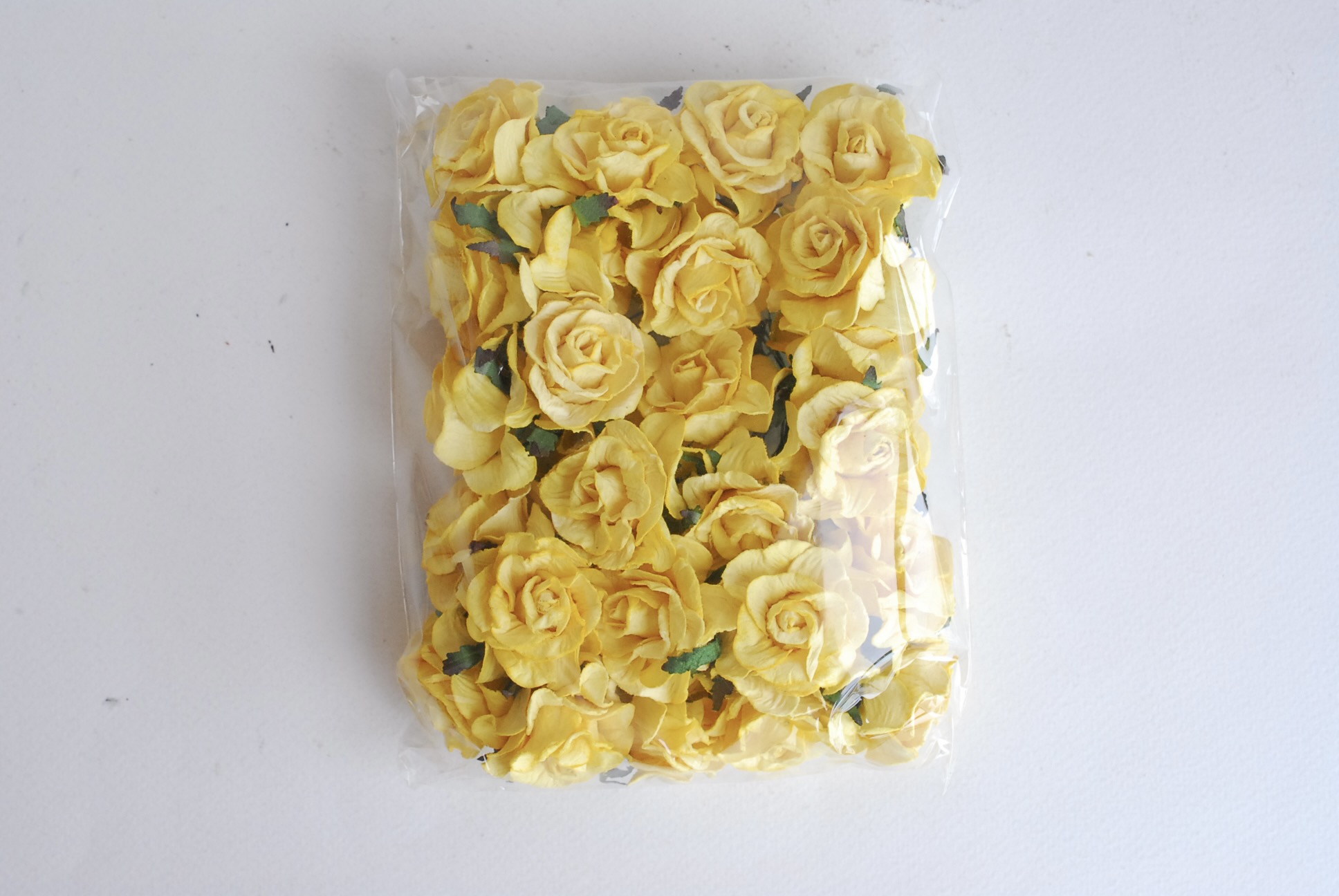 ดอกไม้ประดิษฐ์ ดอกไม้กระดาษสา ตกแต่งงานแต่งงาน งานแต่งงาน ดอกไม้ทำมงกุฎ ดอกกุหลาบขนาด 4 cm. 25ดอก กลีบบิด สีเหลือง yellow color