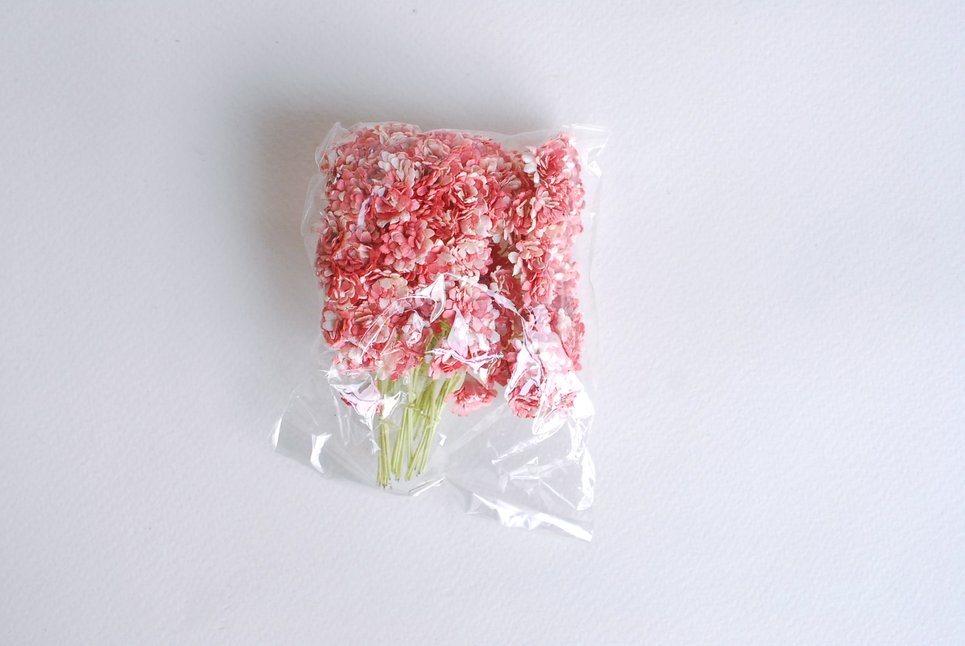 ดอกไม้ประดิษฐ์, ดอกไม้กระดาษสา, ดอก gypsophila, ดอกยิปโซ งานประดิษฐ์ตกแต่งของชำร่วย, ดอกไม้ทำพานพุ่ม, พานรับไหว้, ขนาด 0.4 cm. สีแดงปัดขาว