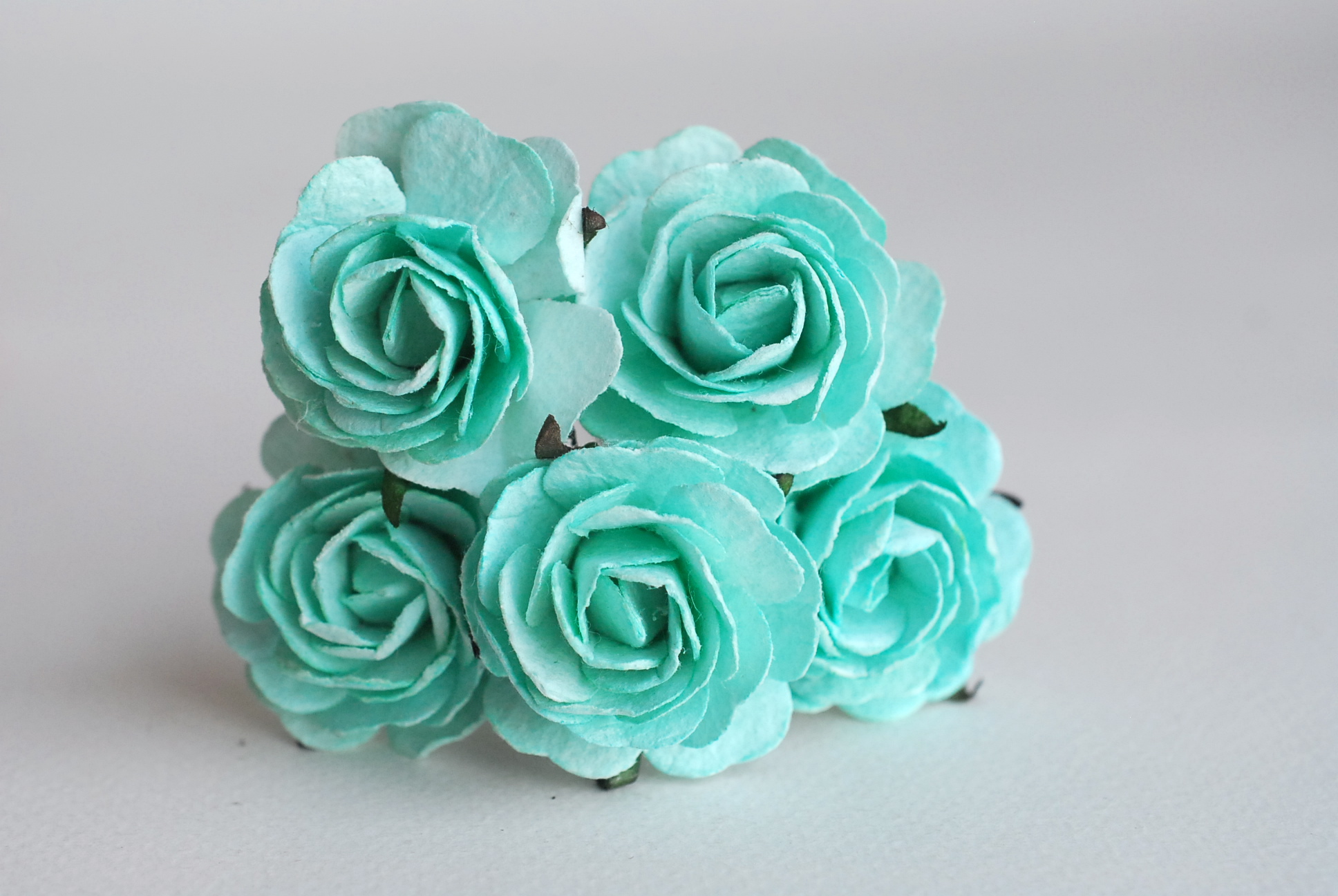 ดอกไม้กระดาษสาสำหรับตกแต่ง ของชำร่วย ดอกกุหลาบ ดอกกุหลาบสีแดง กระดาษสา สีผสม ขนาด 1 cm. mixed color 25 ดอก