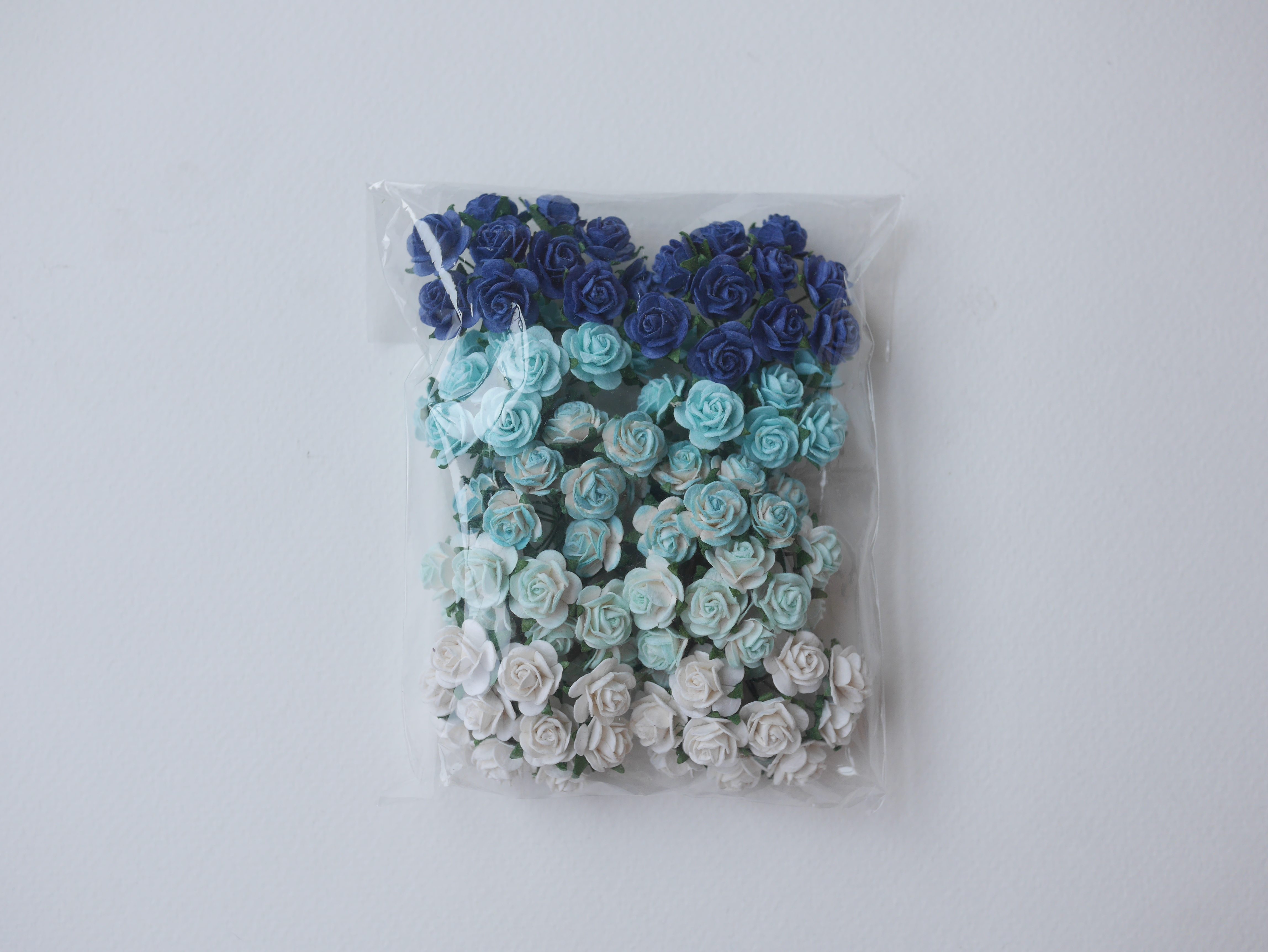 ดอกไม้กุหลาบกระดาษ, ดอกกุหลาบกระดาษสา ดอกกุหลาบจิ๋ว ดอกกุหลาบกระดาษสา สำหรับประดับ ตกแต่งของชำร่วย, งานแต่งงาน สีMIXED น้ำเงินเข้ม ฟ้าปัดขาว ฟ้า ขาว และ ฟ้าตุ่น ขนาด 1.5 cm. จำนวน 100 ดอก