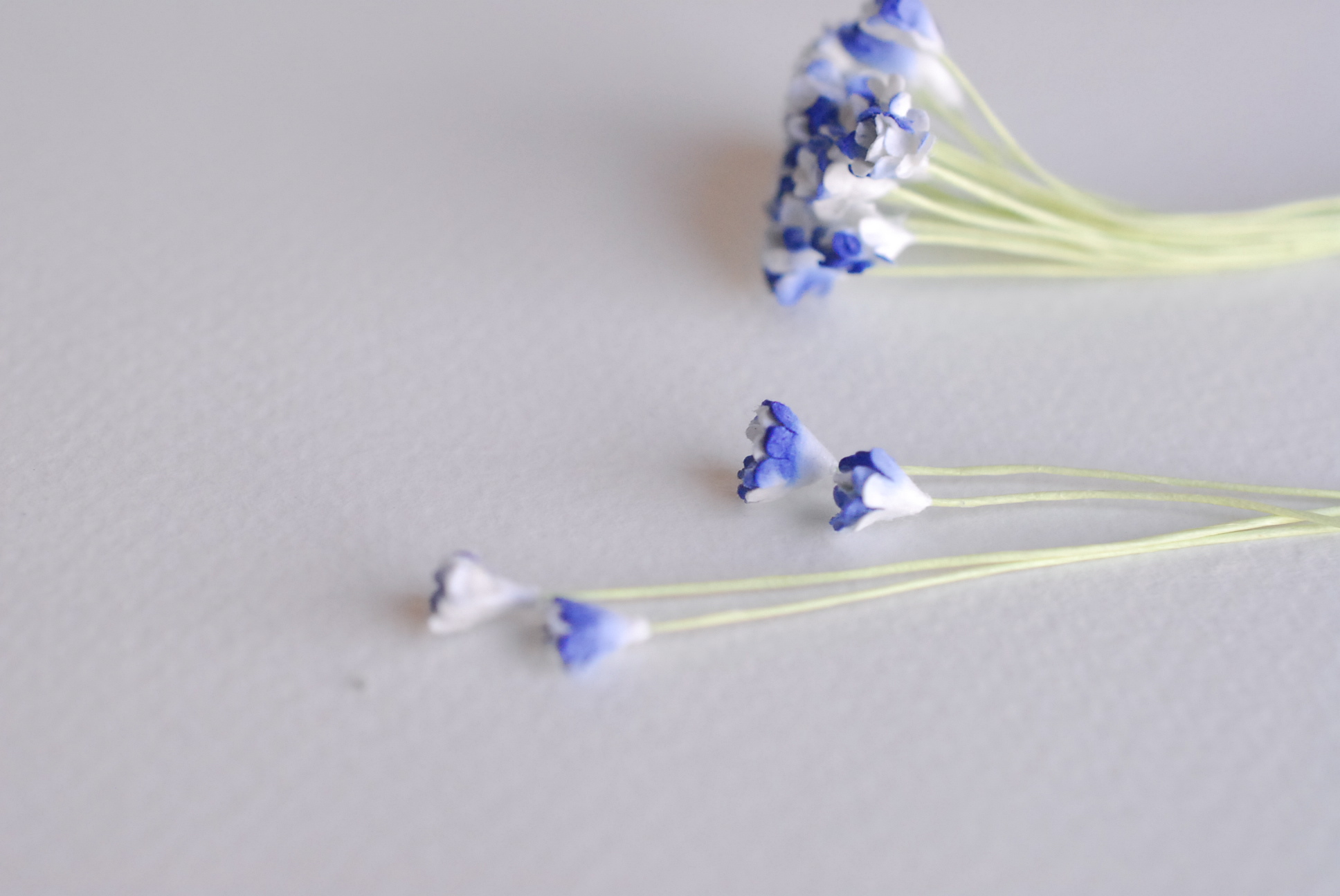 ดอกไม้ประดิษฐ์, ดอกไม้กระดาษสา, ดอก gypsophila, ดอกยิปโซ งานประดิษฐ์ตกแต่งของชำร่วย, ดอกไม้ทำพานพุ่ม, พานรับไหว้, ขนาด 0.4 cm. สีน้ำเงินปัดขาว