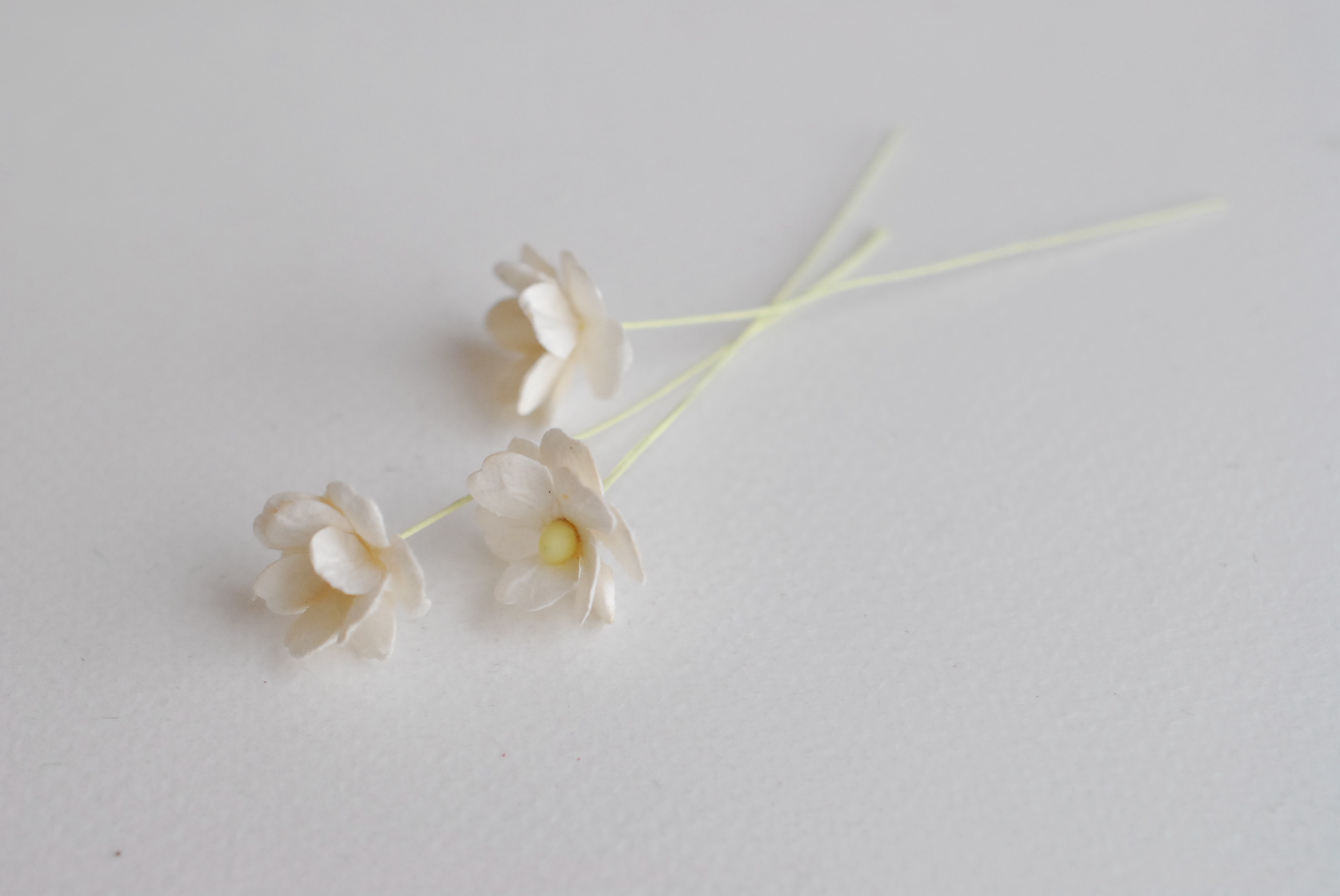 ดอกไม้กระดาษสา ราคาส่ง, ดอกไฮเดรนเยียกระดาษสา ดอกไม้ประดิษฐ์ ตกแต่งงานแต่งงาน ประดิษฐ์ข้อมือเพื่อนเจ้าสาว ขนา่ด 1.5 cm., สำหรับของชำร่วย, งานแต่งงาน, ดอกไม้ทำข้อมือเจ้าสาว สีขาวอ๊อฟไวท์ จำนวน 100 ดอก Paper flower,100 Pieces mulberry hydenyia, ofwhite colo