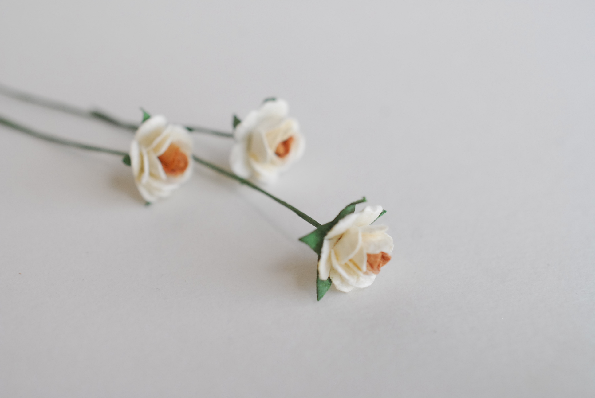 ดอกไม้กระดาษสาสำหรับตกแต่ง ของชำร่วย ดอกกุหลาบ กระดาษสา สีน้ำตาล-ขาว ขนาด 1 cm. จำนวน 100 ดอก/1 ถุง