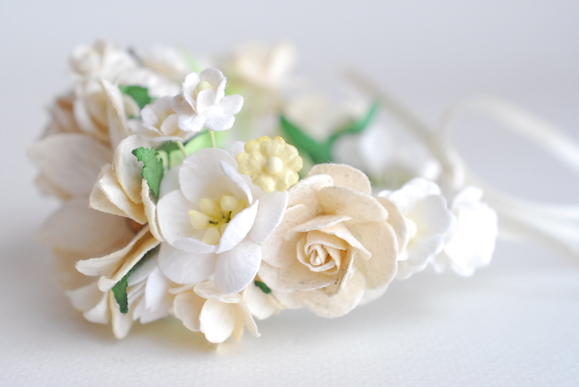 อมือเพื่อนเจ้าสาว งานแต่งงาน งานประดิษฐ์ DIY สีขาว ดอกdaisy เกสรสีทอง ดอกกุหลาบกระดาษสา และดอกไม้กระดาษสาขนาดเล็ก DIY Handmade corsages 1 ชิ้น