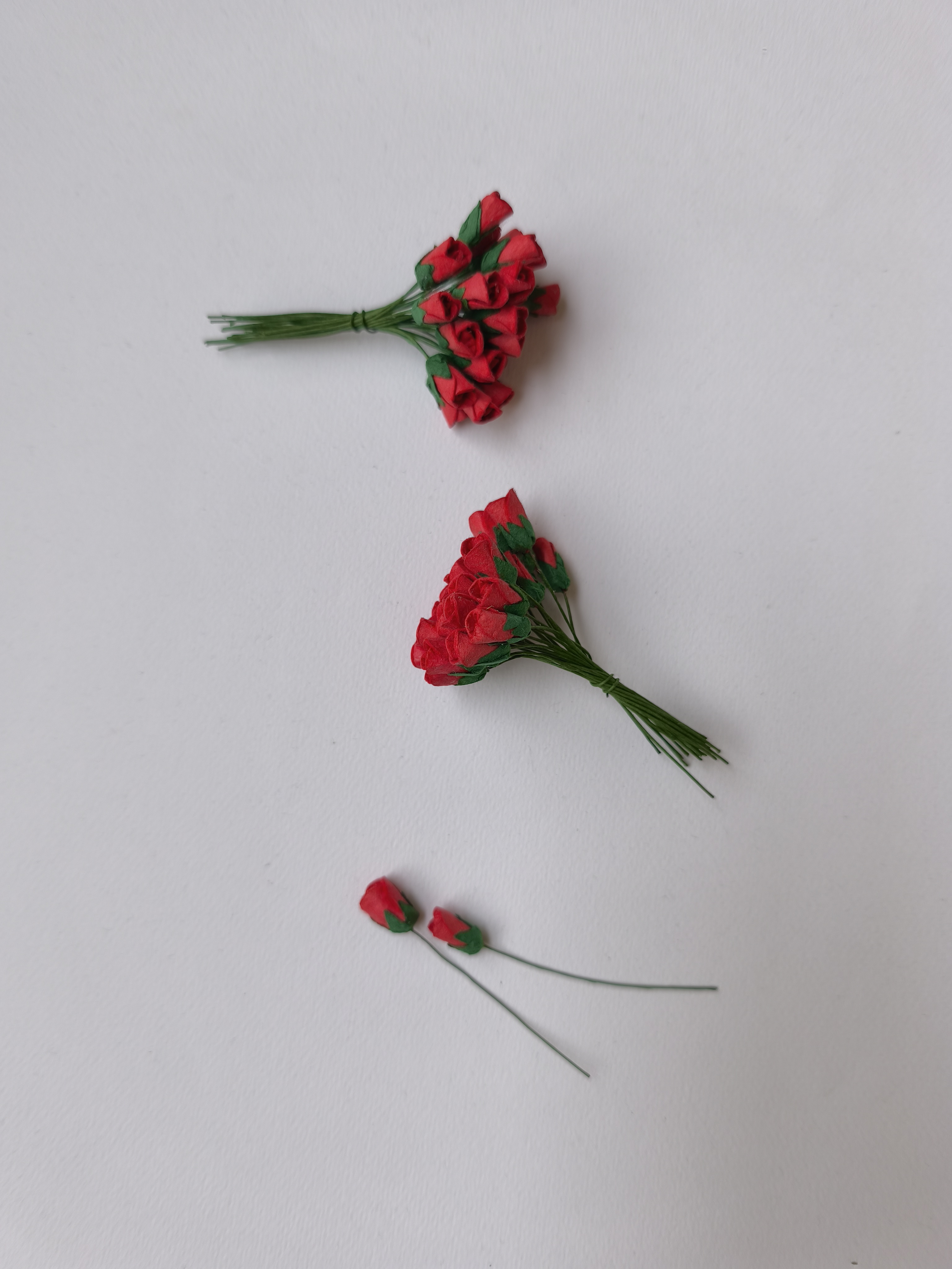 ดอกไม้กระดาษสา ดอกไม้กระดาษสา จตุจักร งานประดิษฐ์ ดอกไม้ทำข้อมือเพื่อนเจ้าสาว แต่งงาน, ดอกกุหลาบตูม 50 ดอก สีแดง ขนาด 0.8x1.5 cm. paper flowers, budding roses flower 0.8 x1.5 cm. 50 pieces. red color