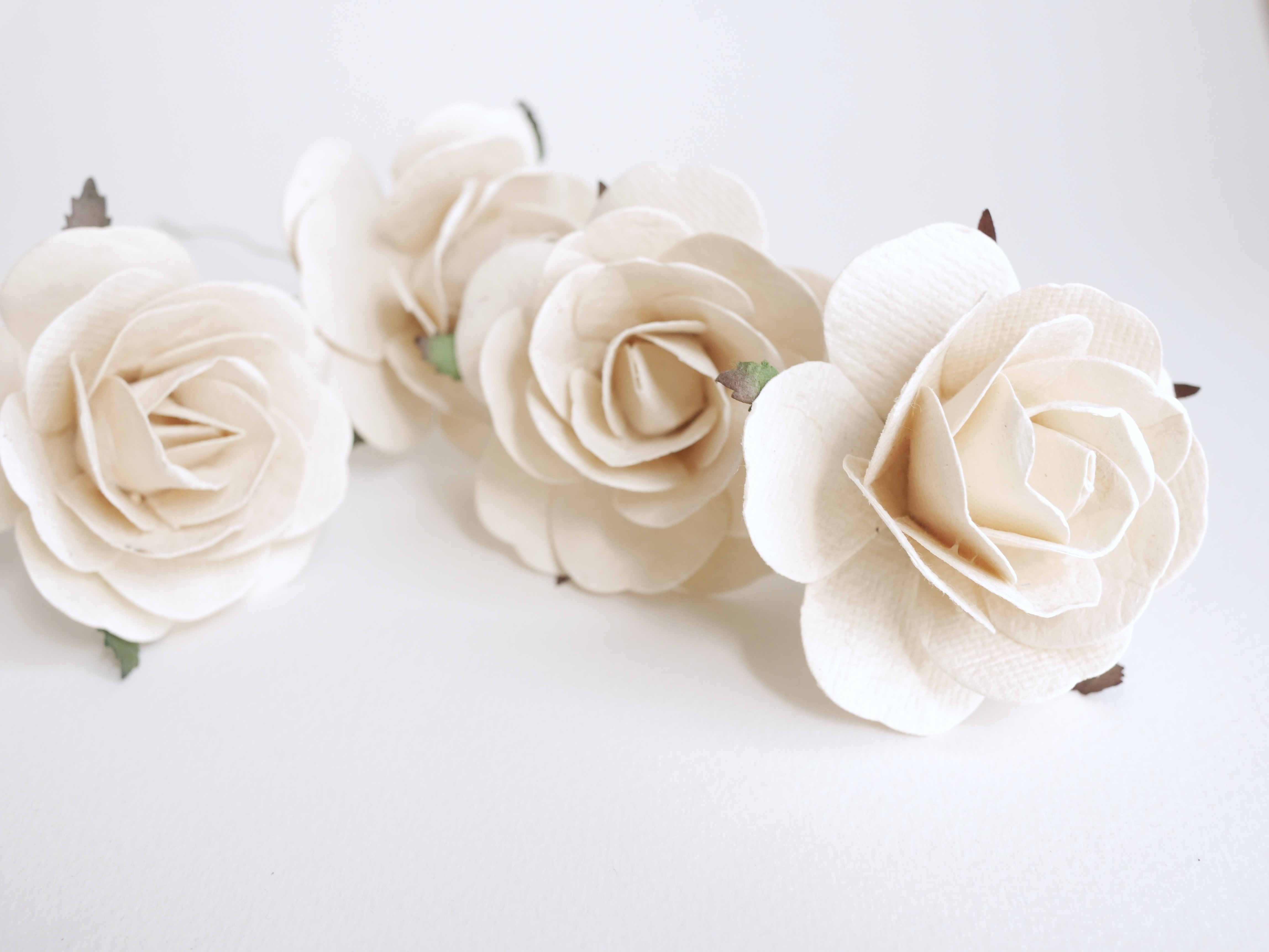 ดอกไม้กระดาษสา ขนาด 6.5 cm., สำหรับของชำร่วย, งานแต่งงาน, สีขาวตุ่น Paper flower, handmade flowers supplies, wedding decoration:10 Pieces mulberry rose, 6.5 cm. of-white color.