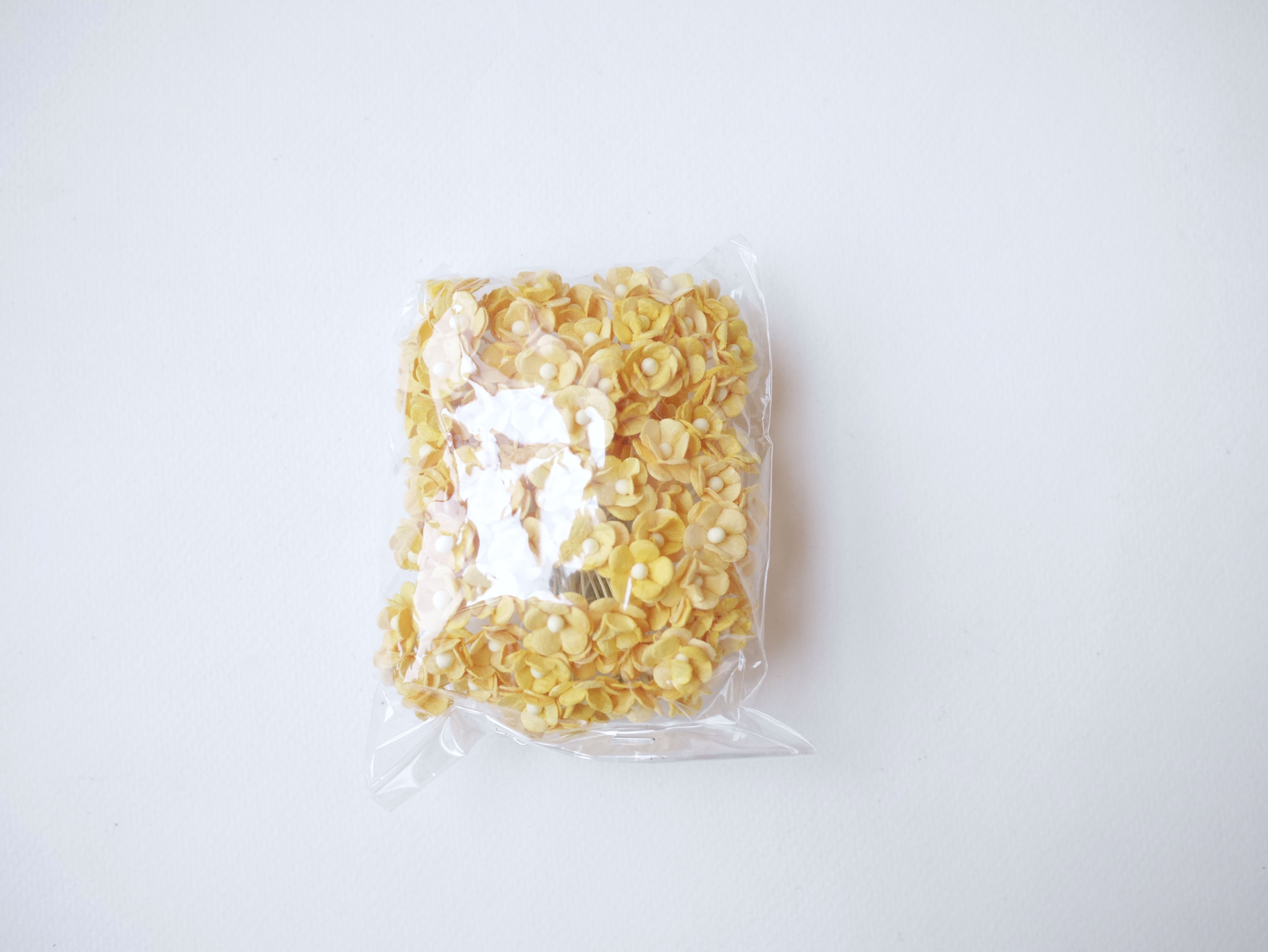 ดอกไม้กระดาษสา ราคาส่ง, ดอกไฮเดรนเยียกระดาษสา ดอกไม้ประดิษฐ์ ตกแต่งงานแต่งงาน ประดิษฐ์ข้อมือ เพื่อนเจ้าสาว ขนาด 1.5 cm., สำหรับของชำร่วย, งานแต่งงาน, ดอกไม้ทำข้อมือเจ้าสาว สีเหลืองกลาง จำนวน 100 ดอก Paper flower,100 Pieces mulberry hydenyia, yellow color