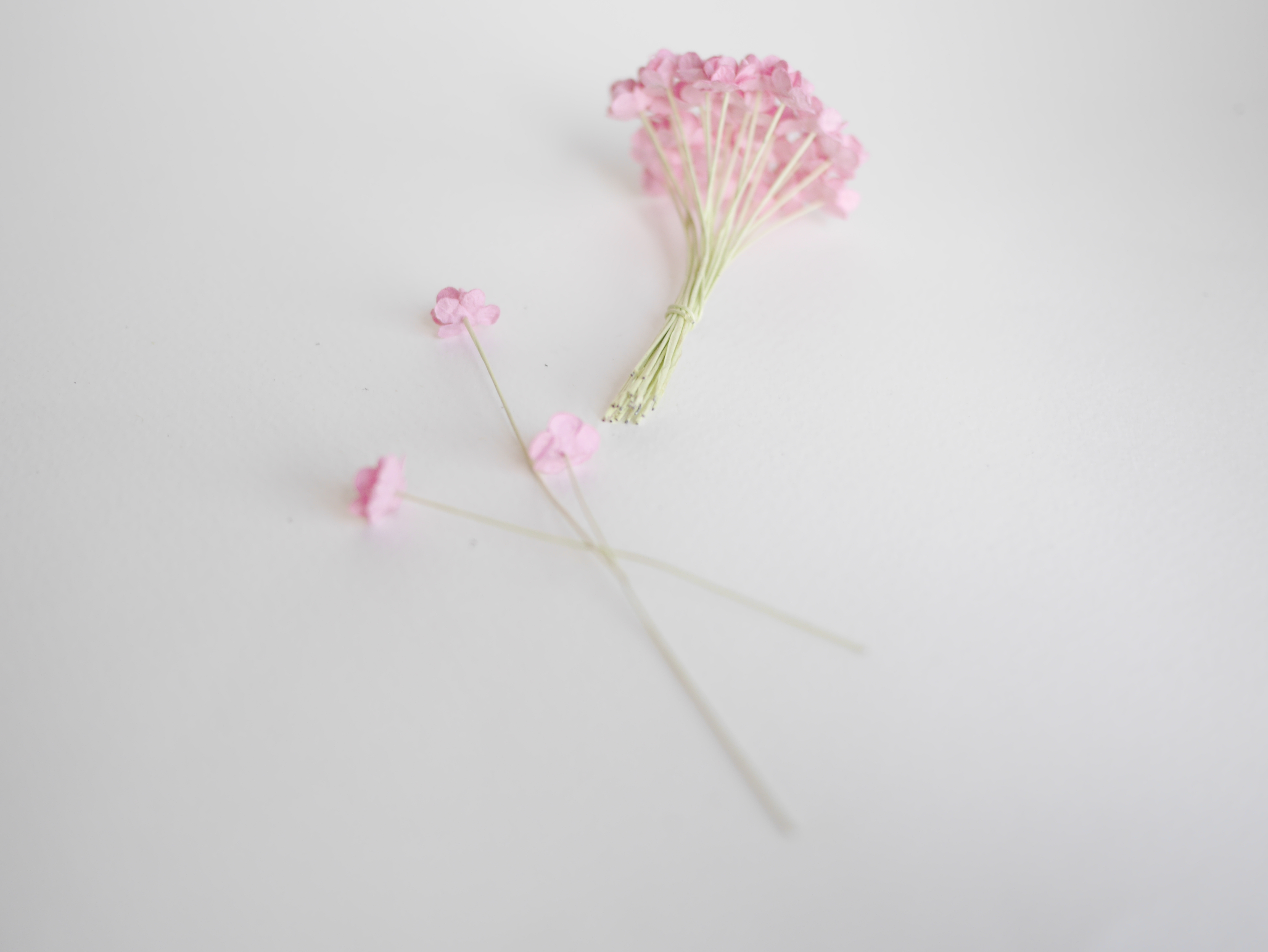 ดอกไม้กระดาษสา ดอกไม้กระดาษสาราคาส่ง ดอกไม้กระดาษสำหรับตกแต่ง งานแต่งงาน หรือติดของชำร่วย ดอก creeping lady 100 ดอก ขนาด 0.8 cm. สีชมพู Small Paper Flower with stem, 100 pcs., size 0.8 cm., creeping flowers 2 layers, pink color