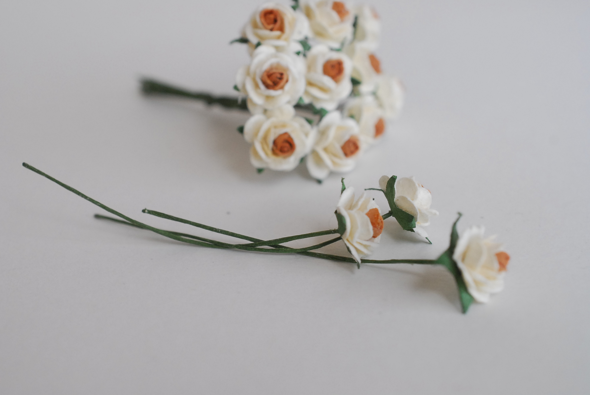 ดอกไม้กระดาษสาสำหรับตกแต่ง ของชำร่วย ดอกกุหลาบ กระดาษสา สีน้ำตาล-ขาว ขนาด 1 cm. จำนวน 100 ดอก/1 ถุง