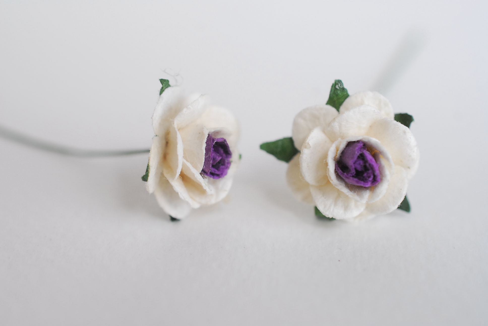 ดอกไม้กุหลาบกระดาษสา, ดอกกุหลาบจิ๋ว, ดอกไม้กระดาษสาขายส่ง สีม่วงจุด- ขาว ขนาด 1.5 cm. จำนวน 100 ดอก Paper Flowers size 1.5 cm., mini roses purple–white color, 100 pcs.