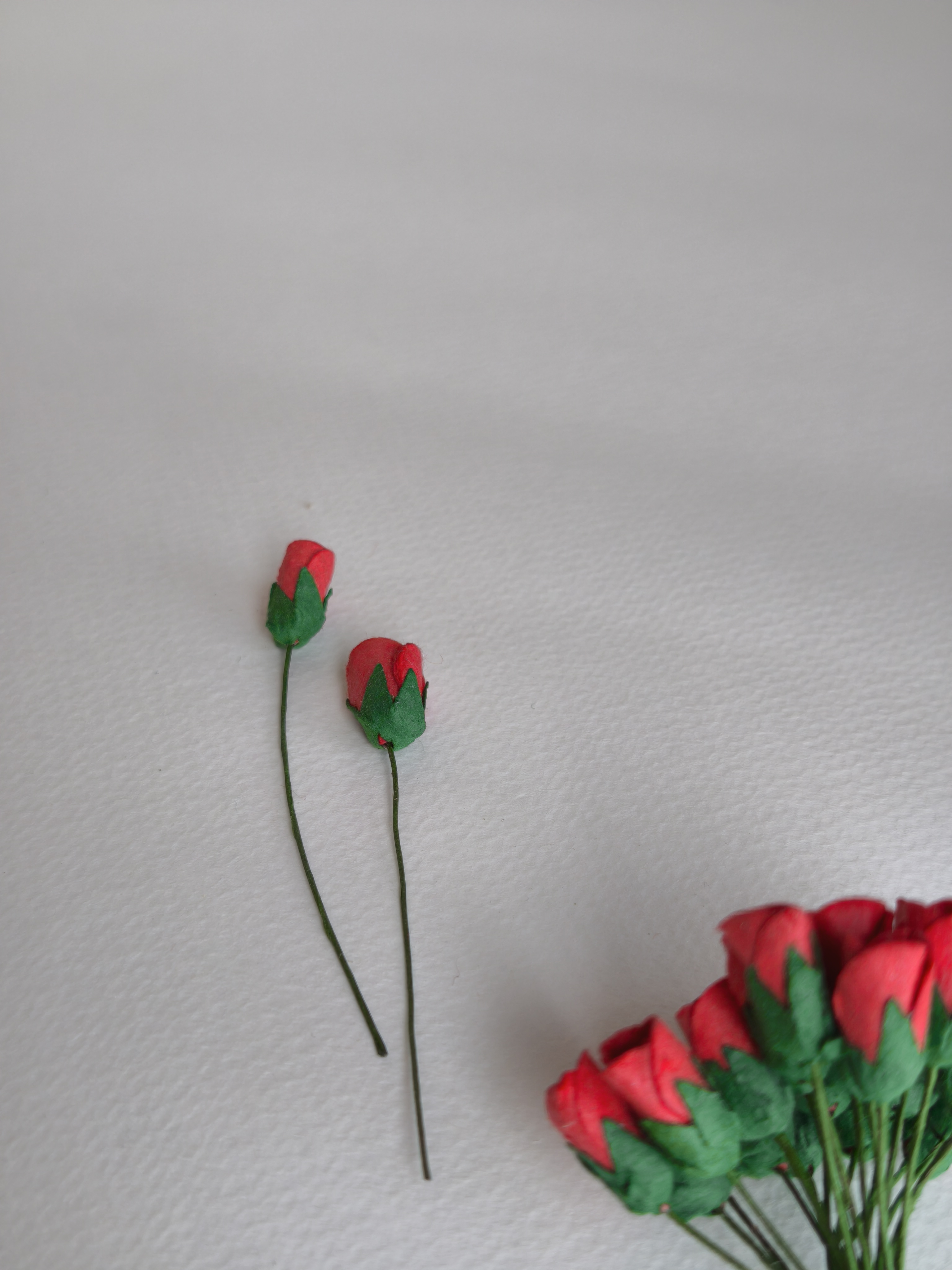 ดอกไม้กระดาษสา ดอกไม้กระดาษสา จตุจักร งานประดิษฐ์ ดอกไม้ทำข้อมือเพื่อนเจ้าสาว แต่งงาน, ดอกกุหลาบตูม 50 ดอก สีแดง ขนาด 0.8x1.5 cm. paper flowers, budding roses flower 0.8 x1.5 cm. 50 pieces. red color