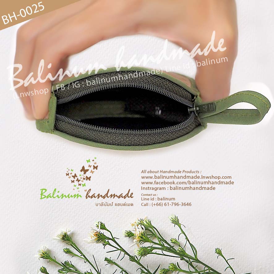 กระเป๋าแฮนด์เมด ทำจากไม้ไผ่สาน งานทำมือ บุผ้าสีดำด้านใน เป็นแบบซิปเปิดปิดใช้งานง่าย สามารถเป็นกระเป๋าอเนกประสงค์ก็ได้ อาทิเช่น ใส่เงิน เหรียญ แบงค์ กุญแจ หูฟัง ฯลฯ ธรรมชาติ (Natural)