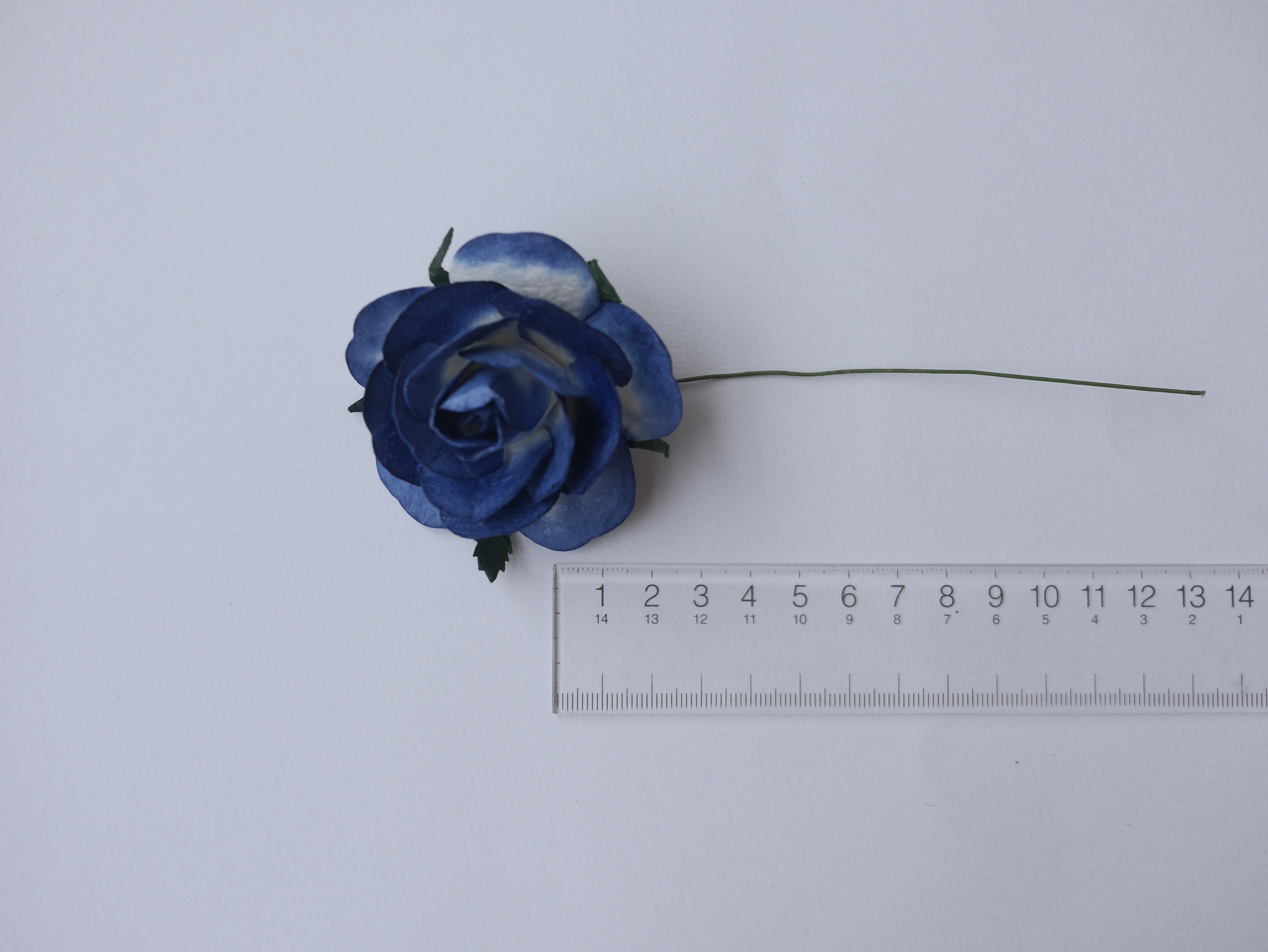 ดอกไม้กระดาษสา ขนาด 6.5 cm., สำหรับของชำร่วย, งานแต่งงาน, สีน้ำเงินปัดขาว Paper flower, handmade flowers supplies, wedding decoration:10 Pieces mulberry rose, 6.5 cm. blue navy brush white color.