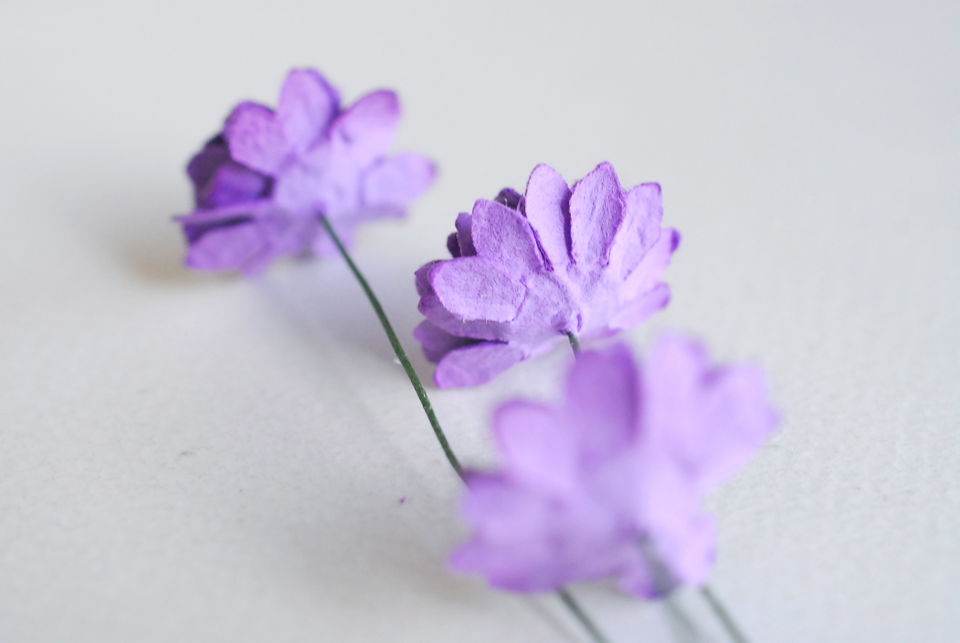 ดอกไม้ประดิษฐ์, ดอกไม้กระดาษสา, ดอก gypsophila, ดอกยิปโซ งานประดิษฐ์ตกแต่งของชำร่วย, ดอกไม้ทำพานพุ่ม,พานพวงมาลัย, พานรับไหว้, ขนาด 2 cm. สีม่วง