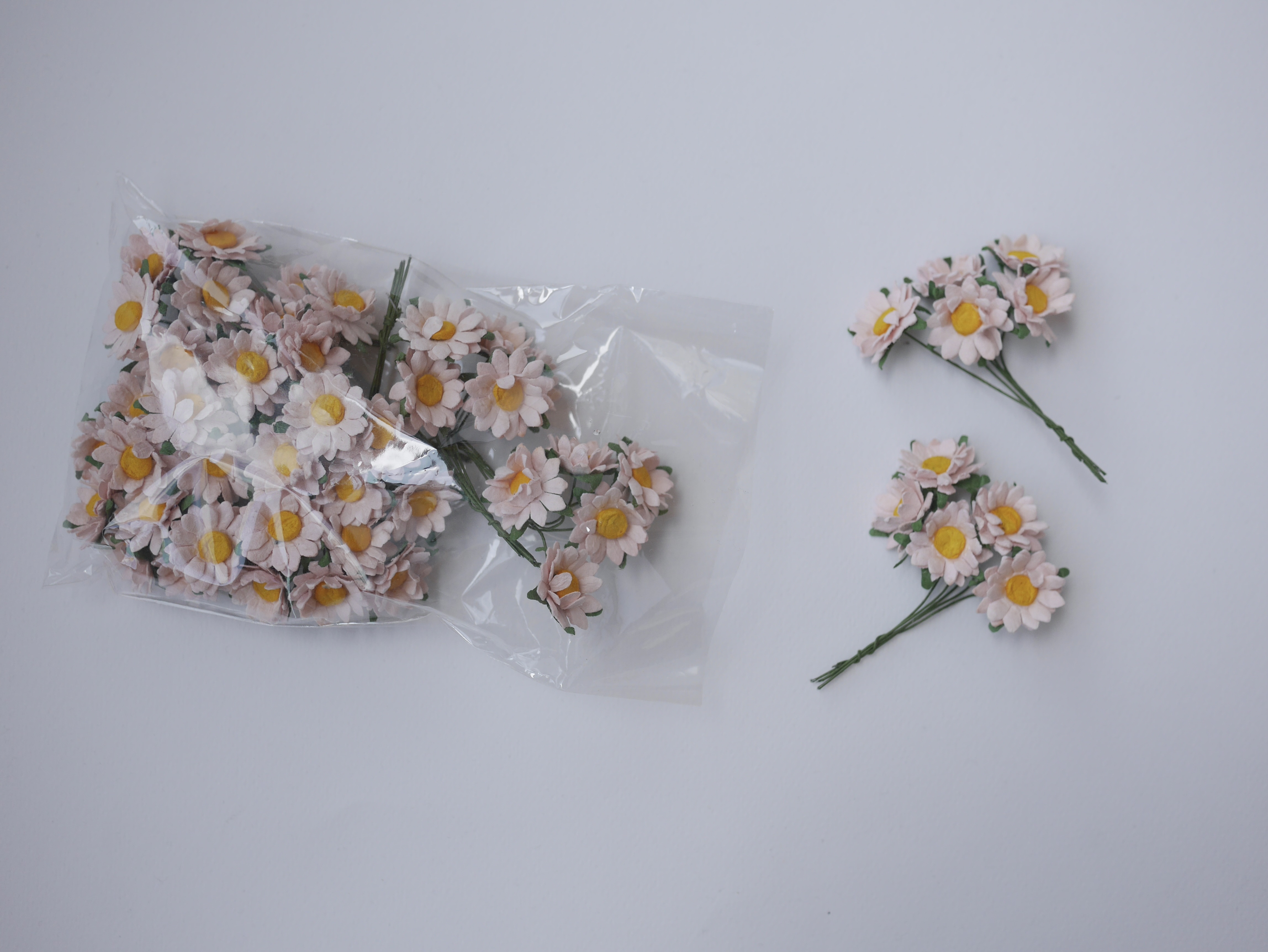 ดอกทานตะวันกระดาษ ดอกไม้กระดาษสา ดอกไม้ประดิษฐ์จากกระดาษสา ดอกทานตะวัน ดอกไม้กระดาษสาขายส่ง ดอกไม้ประดิษฐ์ ดอกไม้ทำข้อมือเพื่อนเจ้าสาว ขนาด 1.5 cm. จำนวน 50 ดอก สีชมพูอ่อน เกสรสีเหลือง Paper Flower, Sun Flowers, pale pink color, size 1.5 cm 50 pieces, yel