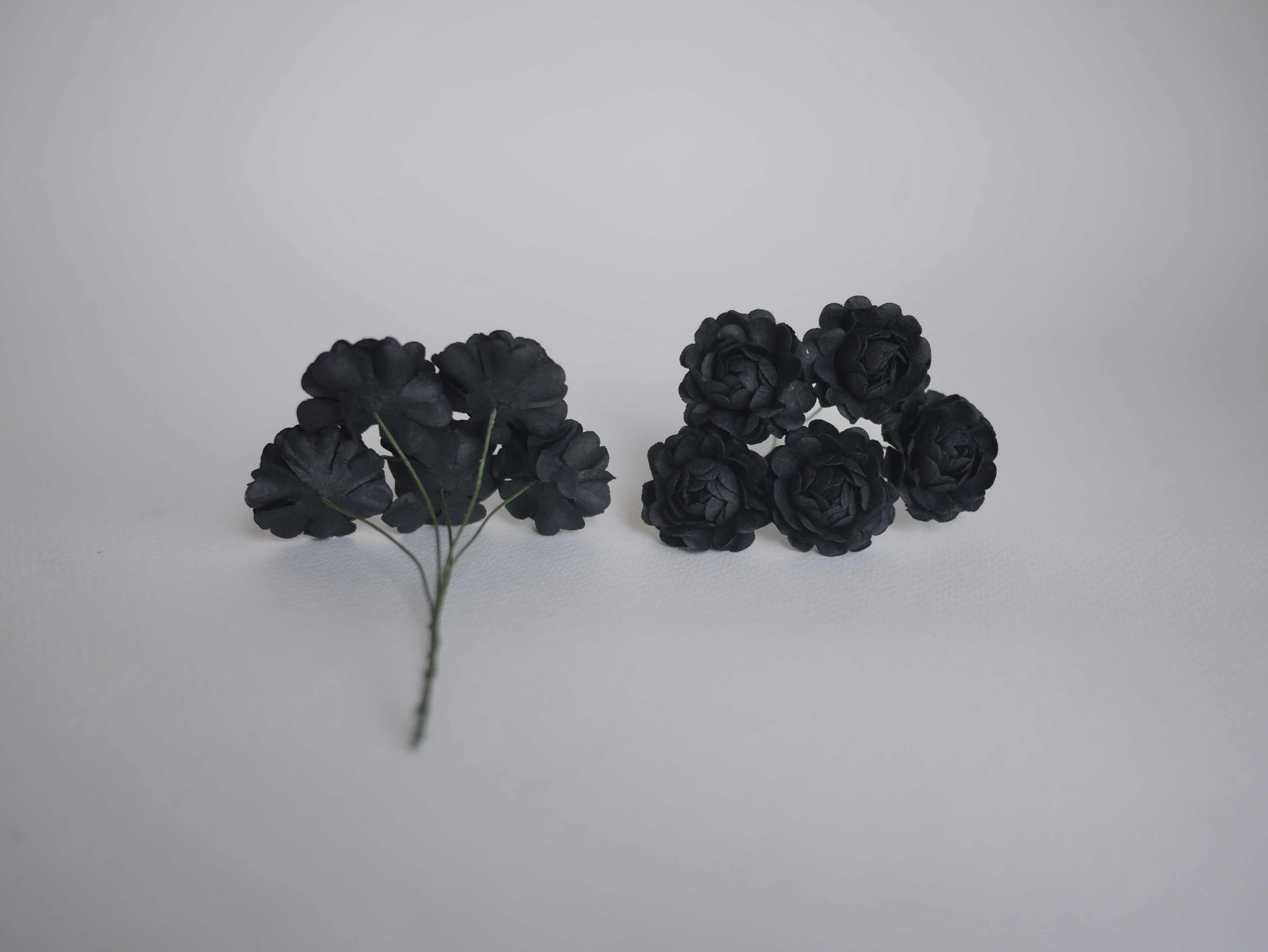 ดอกไม้กระดาษสา ดอกกุหลาบกระดาษสา 5ชั้น ดอกไม้กุหลาบ ดอกไม้ประดิษฐ์ สำหรับตกแต่ง หรืองานแต่งงาน สีดำ ขนาด 3.5 cm. จำนวน 25 ดอก Paper flowers, handmade flowers, small roses paper 5 layers size 3.5 cm. 25 pieces, black color