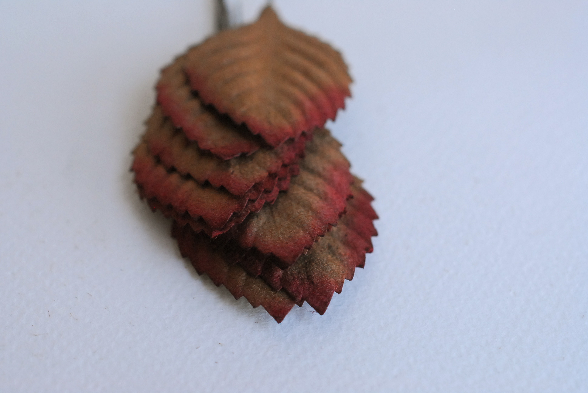 ใบไม้กระดาษ ใบไม้กระดาษสา ราคาส่ง,ใบไม่้กุหลาบกระดาษ สำหรับดอกกุหลาบกระดาษสา ใบไม้ประดิษฐ์ สำหรับตกแต่ง หรืองานแต่งงาน สีน้ำตาลปัดแดง ขนาด 4.5x2.5 cm. จำนวน 50 ใบ