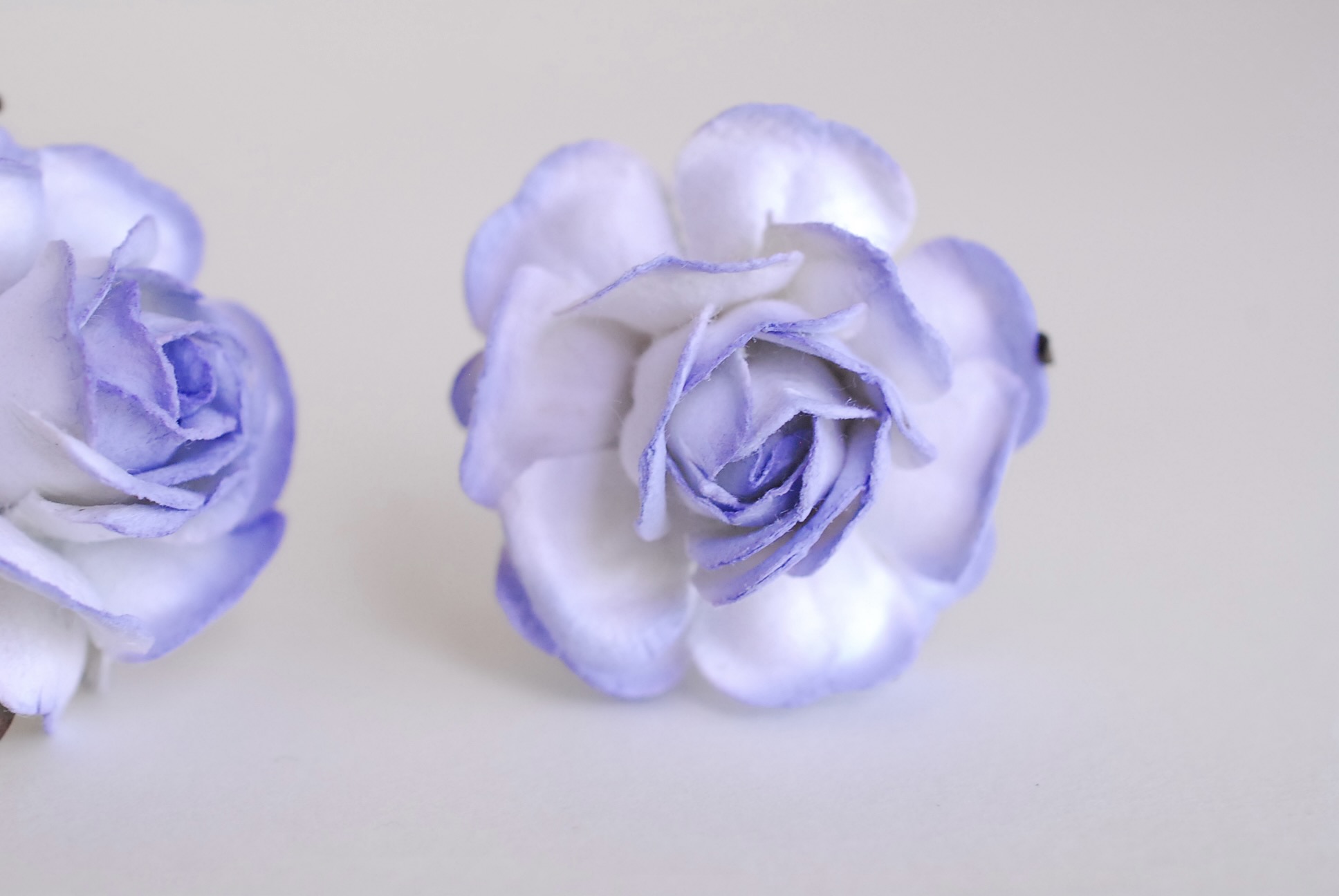 ดอกไม้กระดาษสา ดอกกุหลาบกระดาษสา ดอกไม้กุหลาบ ดอกไม้ประดิษฐ์ สำหรับตกแต่ง หรืองานแต่งงาน สีฟ้าตุ่นปัดขาว ขนาด 3.5 cm. จำนวน 25 ดอก Paper flowers, handmade flowers, small roses paper size 3.5 cm. 25 pieces, pale blue brush white color.