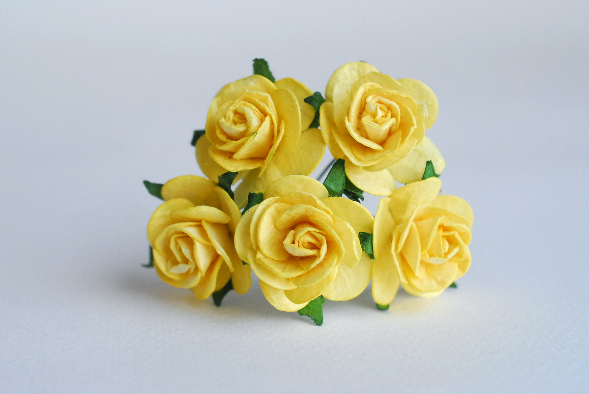 ดอกไม้กระดาษสา ดอกไม้กระดาษสา ราคาส่ง, ดอกกุหลาบกระดาษสา ดอกไม้ประดิษฐ์ สำหรับตกแต่ง หรืองานแต่งงาน สีเหลือง ขนาด 2.5 cm. จำนวน 50 ดอก Paper flowers, handmade flowers, small roses paper size 2.5 cm. 50 pieces, yellow color.