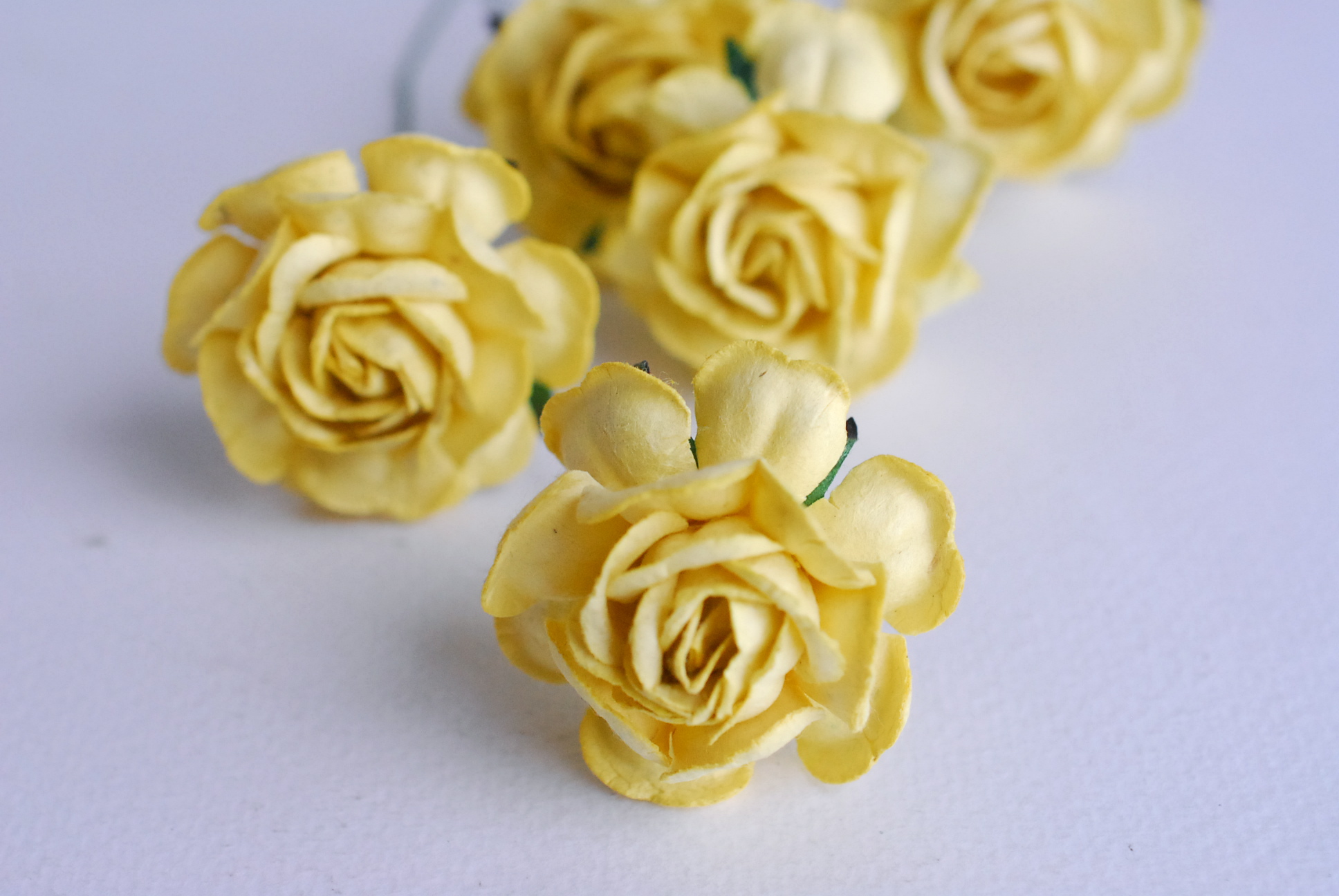 ดอกไม้กระดาษสา ดอกกุหลาบกระดาษสา ดอกไม้กุหลาบ ดอกไม้ประดิษฐ์ สำหรับตกแต่ง หรืองานแต่งงาน สีเหลืองขนาด 3.5 cm. จำนวน 25 ดอก Paper flowers, handmade flowers, small roses paper size 3.5 cm. 25 pieces, yellow color.