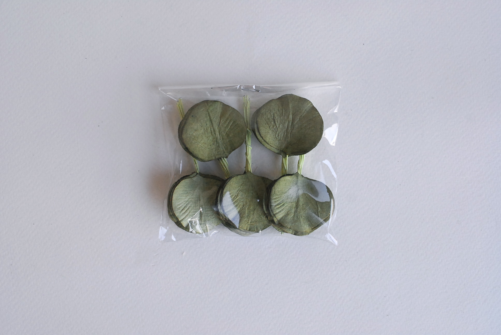 ใบไม้กระดาษ orbicular leaves ใบไม้กระดาษสา ราคาส่ง,ใบไม่้กลม กระดาษ สำหรับงานประดิษฐ์ ใบไม้ประดิษฐ์ สำหรับตกแต่ง หรืองานแต่งงาน สีเขียวทหาร ขนาด 3x3 cm. จำนวน 50 ใบ