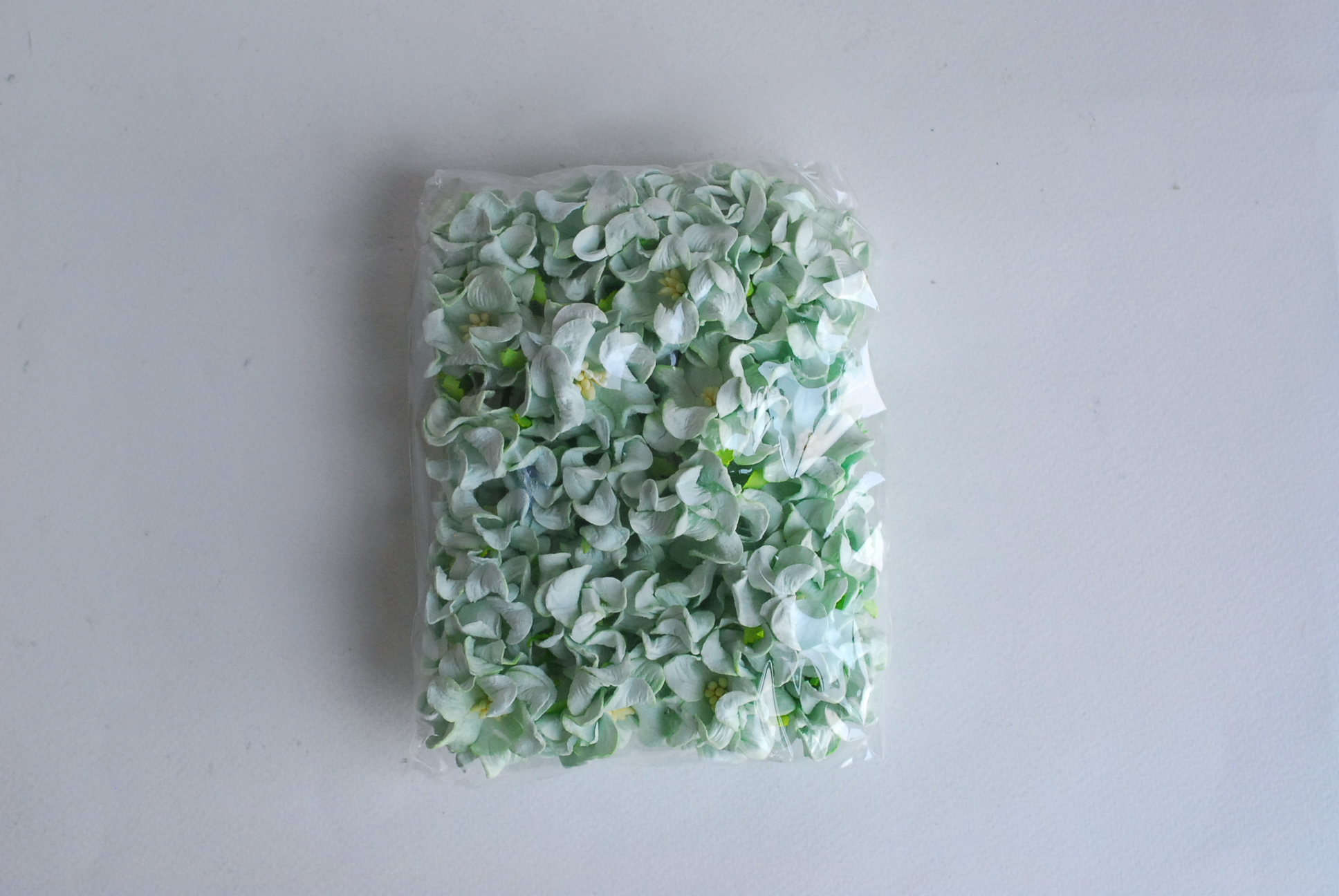 ดอกไม้กระดาษสา ราคาส่ง, ดอกการเดนเนียกระดาษสา ดอกไม้ประดิษฐ์ ตกแต่งงานแต่งงาน ประดิษฐ์ข้อมือเพื่อนเจ้าสาว ขนา่ด 3.5 cm., สำหรับของชำร่วย, งานแต่งงาน, ดอกไม้ทำข้อมือเจ้าสาว สีเขียวมิ้น จำนวน 25 ดอก Paper flower,25 Pieces mulberry gardenia flowers supplies,