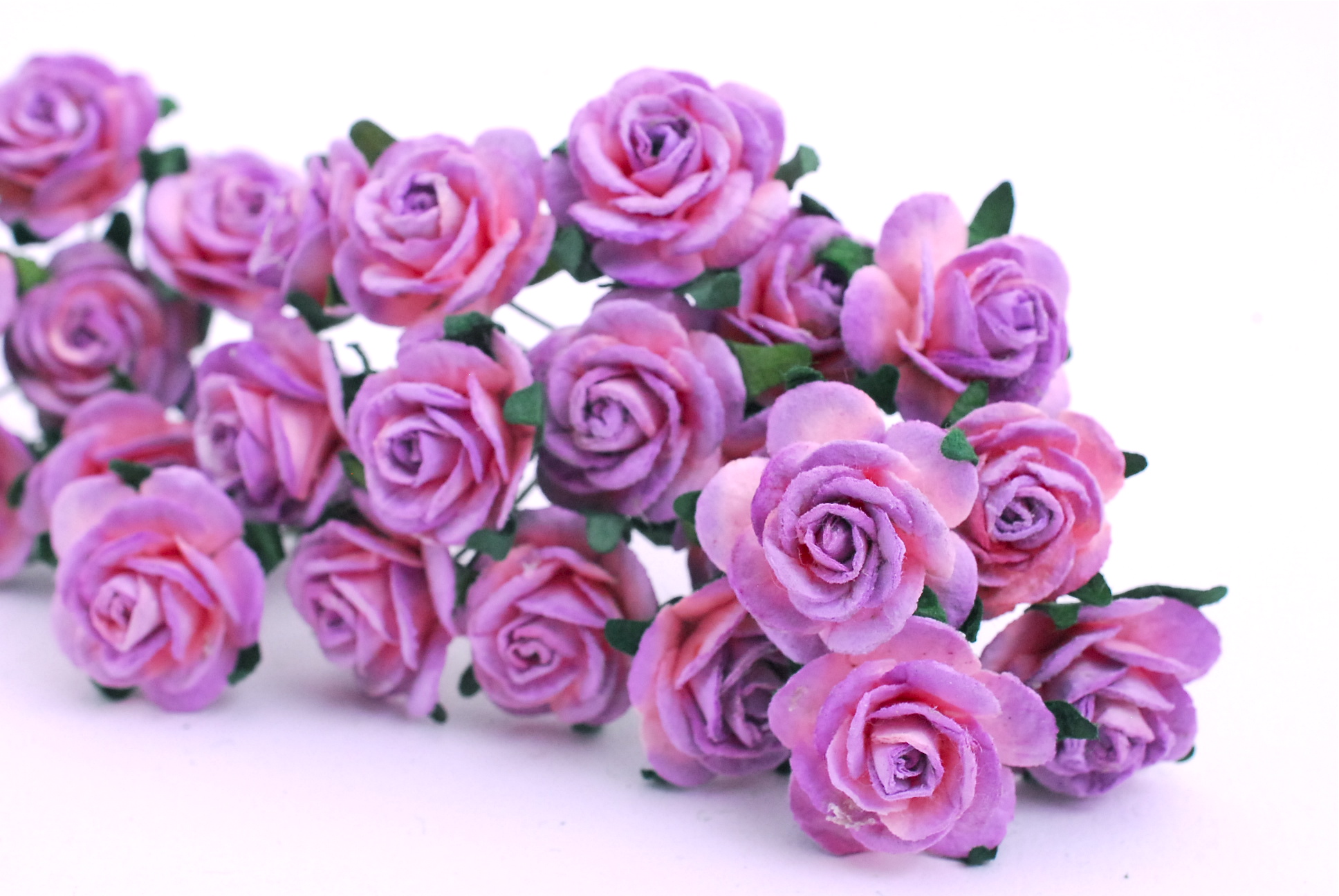 Paper Flowers size 2 cm., mini roses purple brush pink color, 50 pcs. ดอกไม้กระดาษสาสีม่วงปัดชมพูขนาด 2 cm. จำนวน 50 ดอก