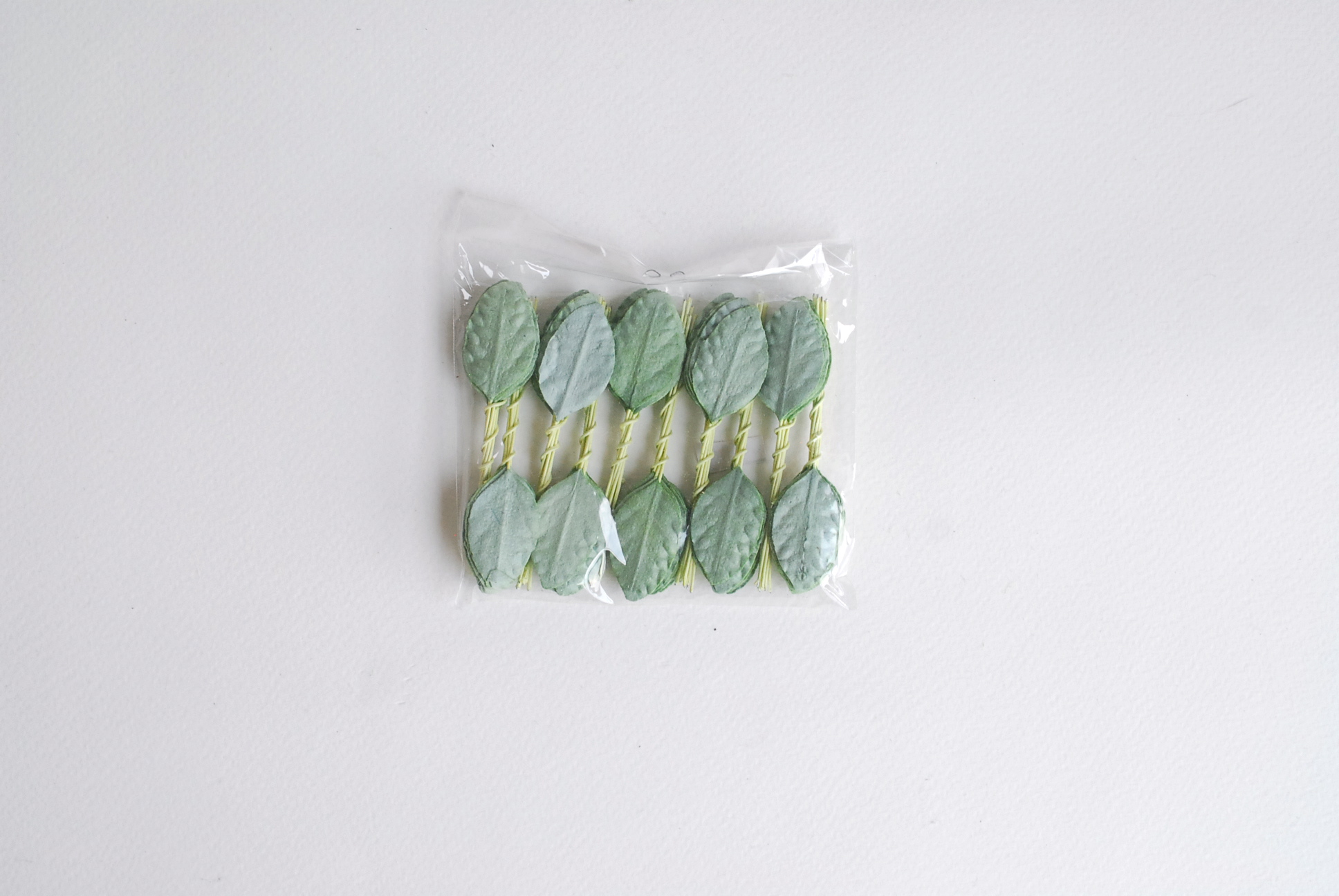 ใบไม้กระดาษ ใบไม้กระดาษสา ราคาส่ง,ใบไม้กุหลาบกระดาษ สำหรับดอกมะลิกระดาษสา ใบไม้ประดิษฐ์ สำหรับตกแต่ง หรืองานแต่งงาน สีเขียว ขนาด 2.5x1.5 cm. จำนวน 100 ใบ