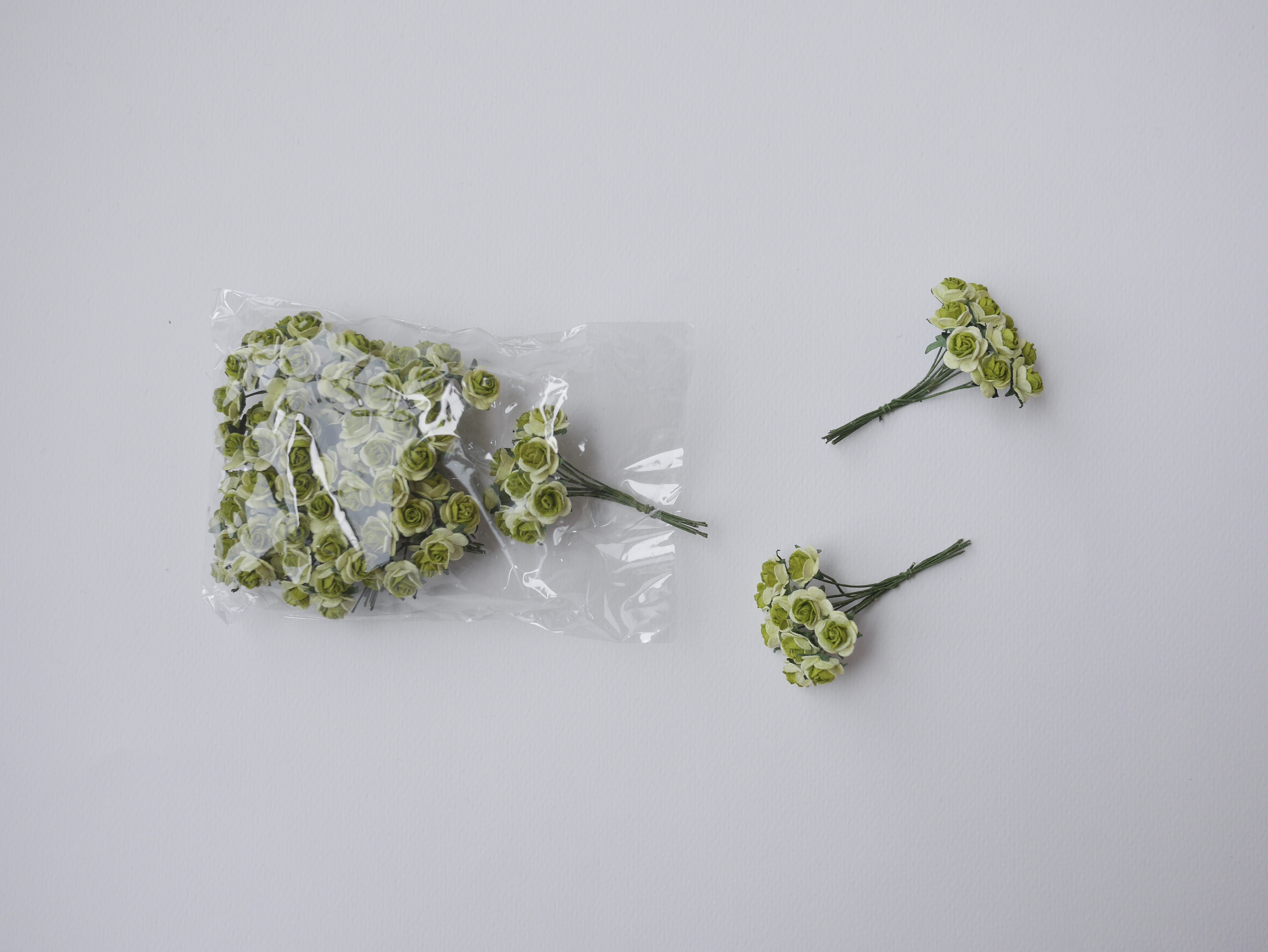 ดอกไม้กระดาษสาสำหรับตกแต่ง ของชำร่วย ดอกกุหลาบกระดาษสา ดอกไม้จิ๋ว สีเขียวอ่อน เขียวเข้ม two-tone ขนาด 0.8 cm. จำนวน 100 ดอก/1 ถุง