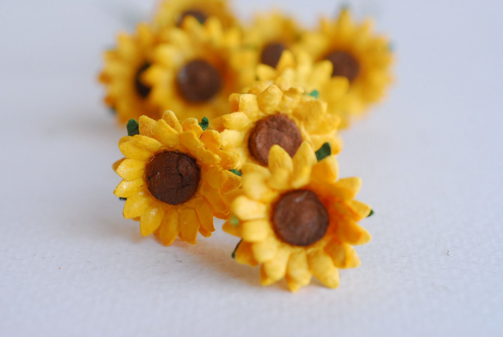 ดอกทานตะวันกระดาษ ดอกไม้กระดาษสา ดอกไม้ประดิษฐ์จากกระดาษสา ดอกทานตะวัน ดอกไม้กระดาษสาขายส่ง ดอกไม้ประดิษฐ์ ดอกไม้ทำข้อมือเพื่อนเจ้าสาว ขนาด 1.5 cm. จำนวน 50 ดอก สีเหลือง Paper Flower, Sun Flowers, yellow color, size 1.5 cm 50 pieces, brown pollen.