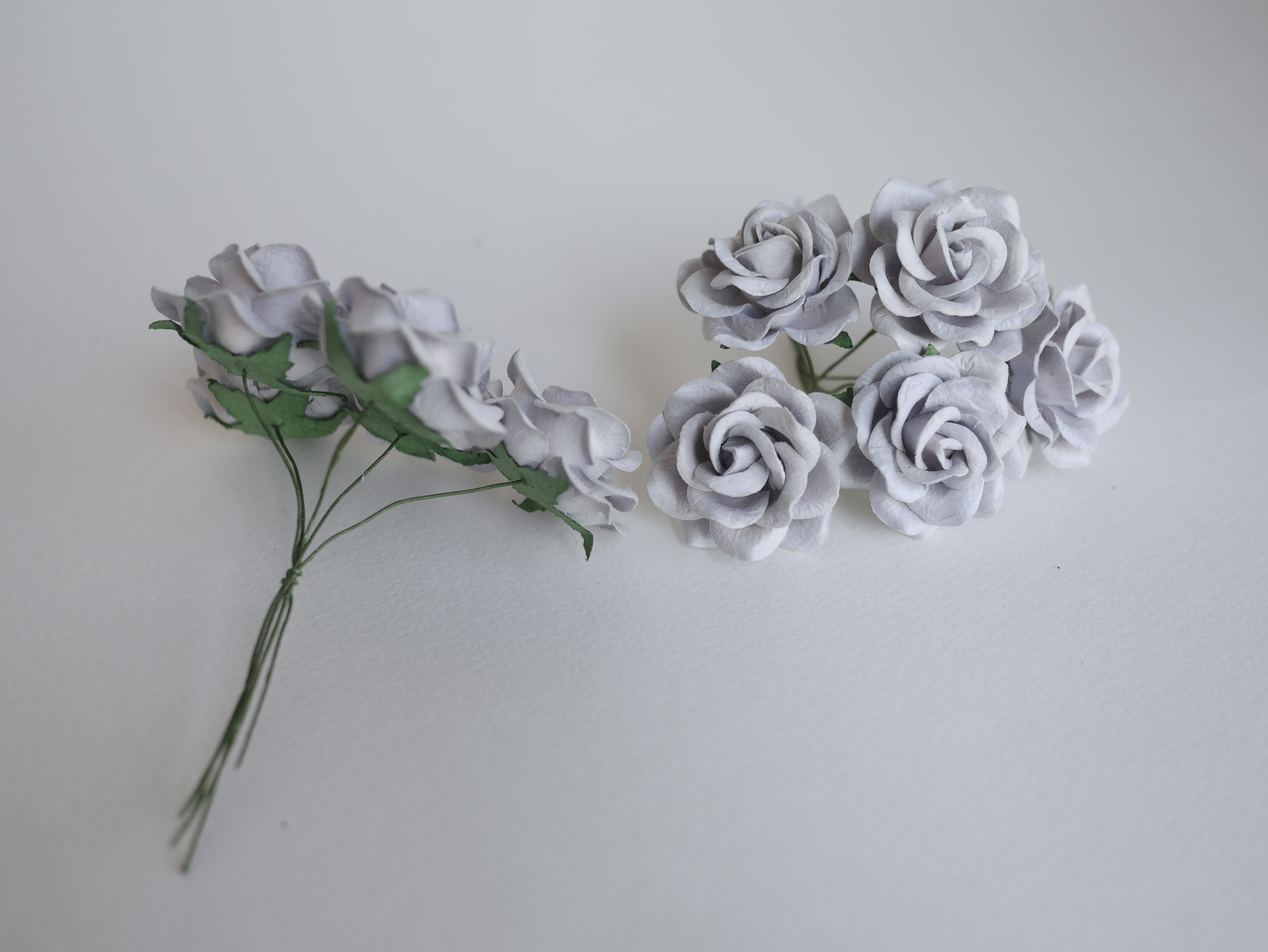 ดอกไม้กระดาษสา ดอกกุหลาบกระดาษสา ดอกไม้กุหลาบ กลีบโค้ง ดอกไม้ประดิษฐ์ สำหรับตกแต่ง หรืองานแต่งงาน สีเทาอ่อน ขนาด 3.5 cm. จำนวน 25 ดอก Paper flowers, handmade flowers, small roses paper size 3.5 cm. 25 pieces, pale gray color.