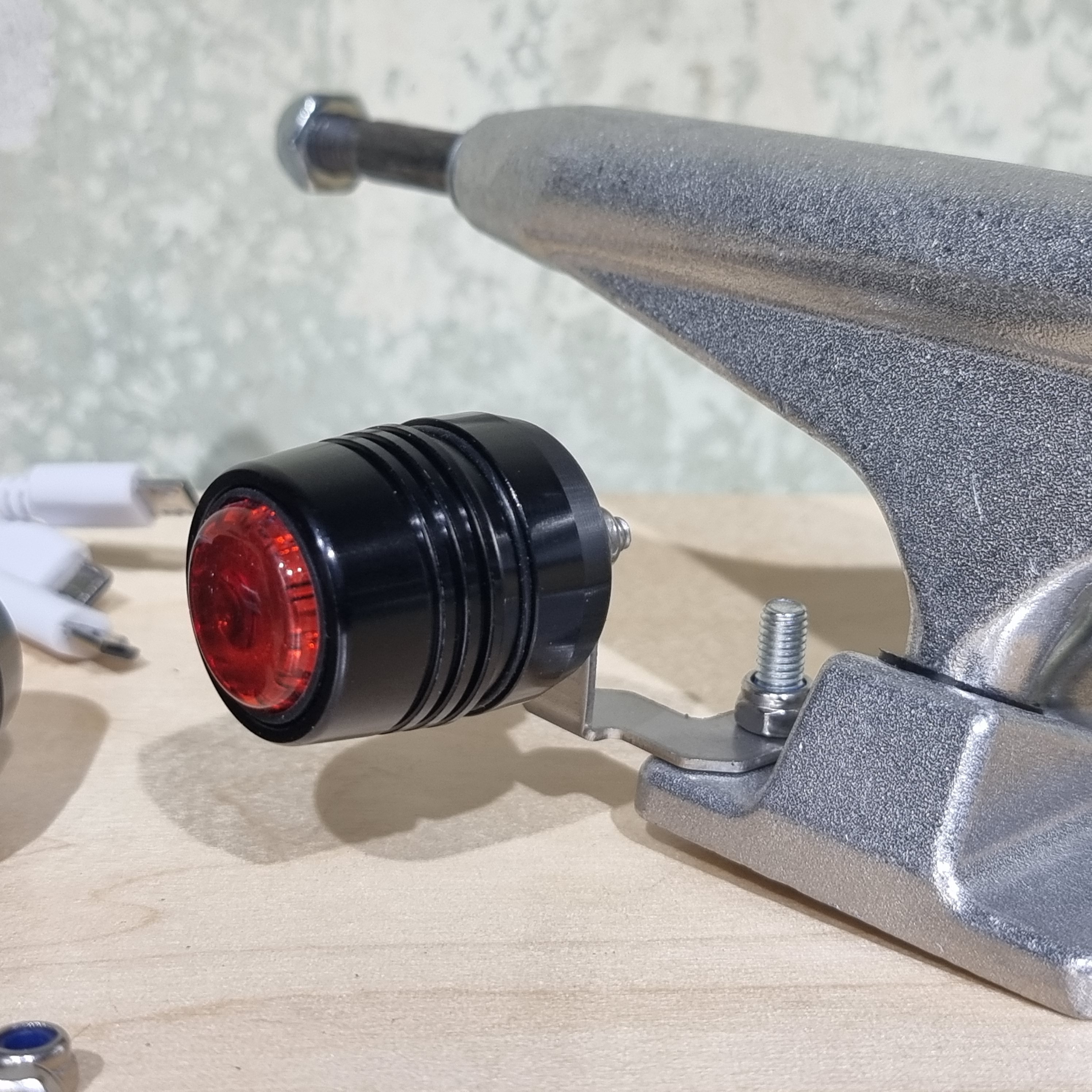 [0320] ไฟ LED ติดทรัคสเก็ตบอร์ด ชาร์จ USB สุดคุ้ม4ชิ้น หน้า หลัง ติดตั้งง่าย