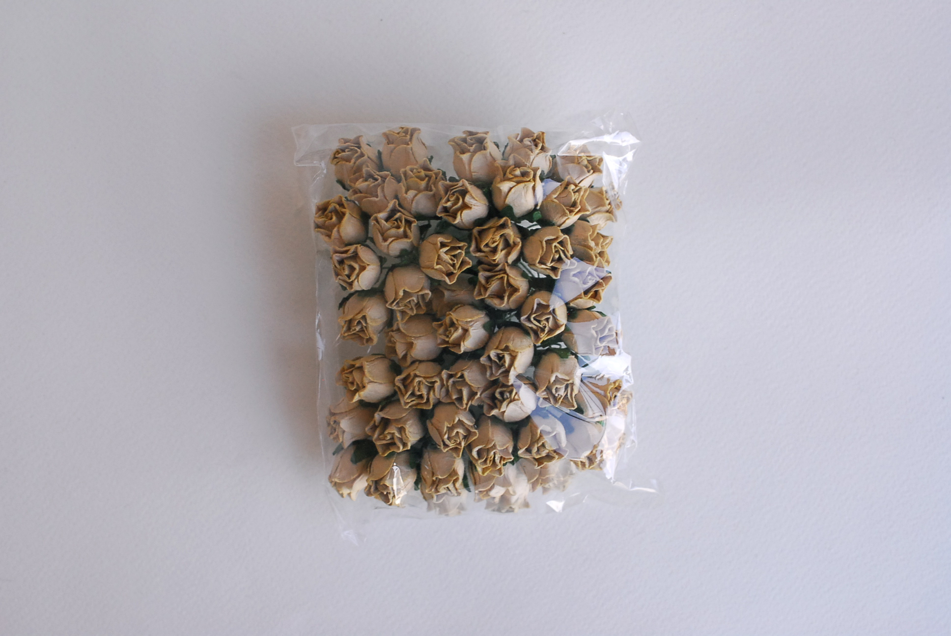 ดอกไม้กระดาษสา ดอกไม้กระดาษสา จตุจักร งานประดิษฐ์ ดอกไม้ทำข้อมือเพื่อนเจ้าสาว แต่งงาน, ดอกกุหลาบตูม 50 ดอก สีน้ำตาลกระดาษ color ขนาด 1.5 cm. paper flowers, budding roses flower 1.5 cm. 50 pieces. brown color.