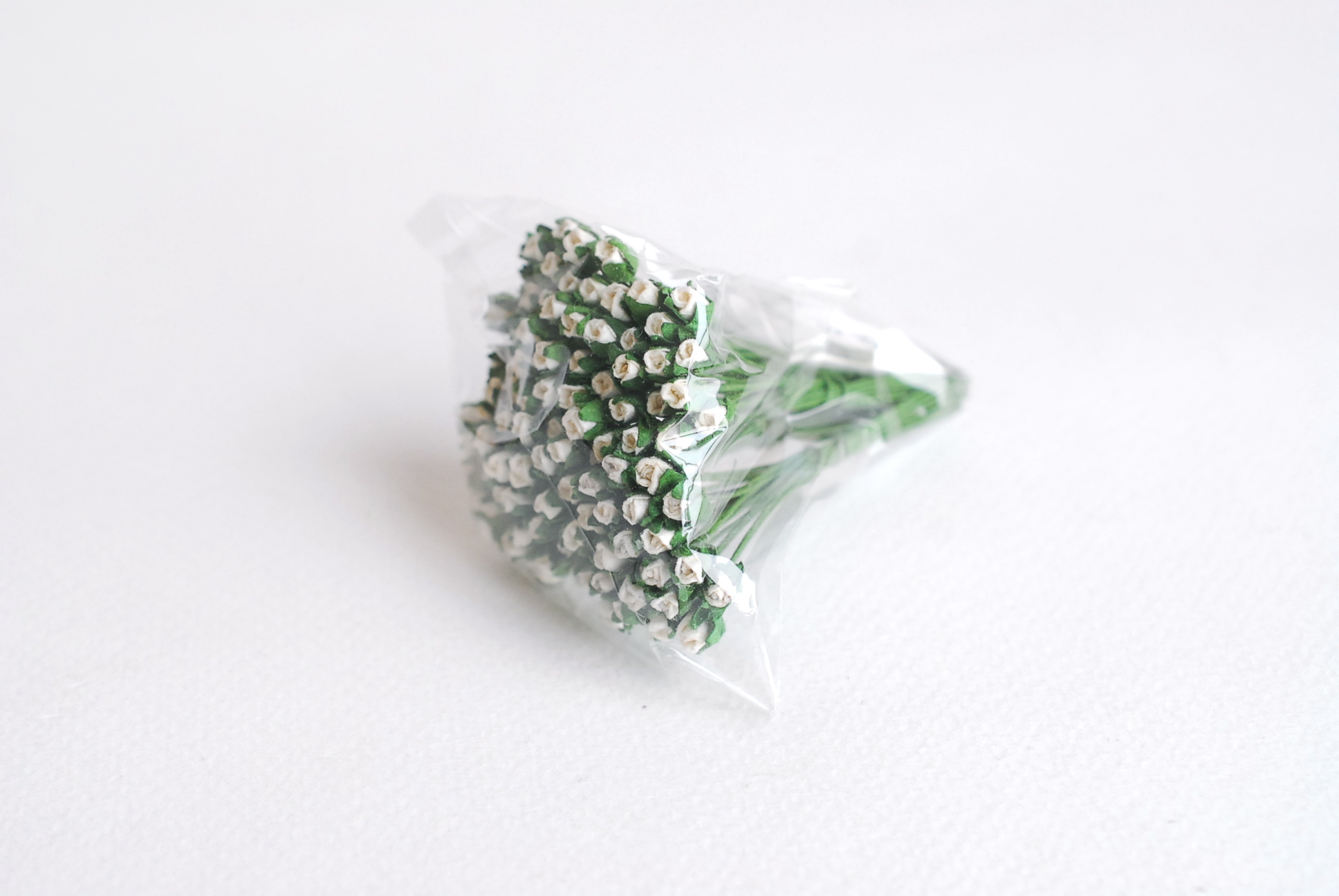 ดอกไม้กระดาษสา ดอกไม้กระดาษสา จตุจักร งานประดิษฐ์ ดอกไม้ทำข้อมือเพื่อนเจ้าสาว แต่งงาน, ดอกกุหลาบตูม 100 ดอก สีแดงปัดสีขาวcolor ขนาด 0.3x0.5 cm. paper flowers, budding roses flower 0.5x0.8 cm. 100 pieces. white color.