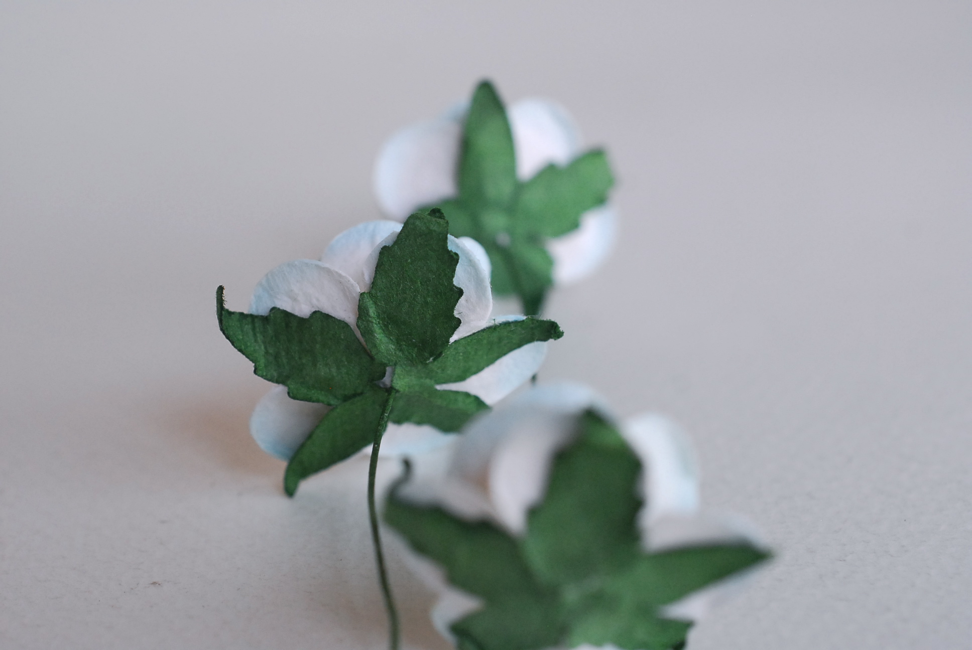 ดอกไม้กระดาษสา ดอกกุหลาบกระดาษ ดอกไม้กุหลาบกระดาษ ราคาส่ง, ดอกกุหลาบกระดาษสา ดอกไม้ประดิษฐ์ สำหรับตกแต่ง หรืองานแต่งงาน สีฟ้าอ่อนปัดขาว ขนาด 2.5 cm. จำนวน 50 ดอก paper flowers supplies DIY wedding flowers, mini roses paper size 2.5 cm. soft blue sky brush