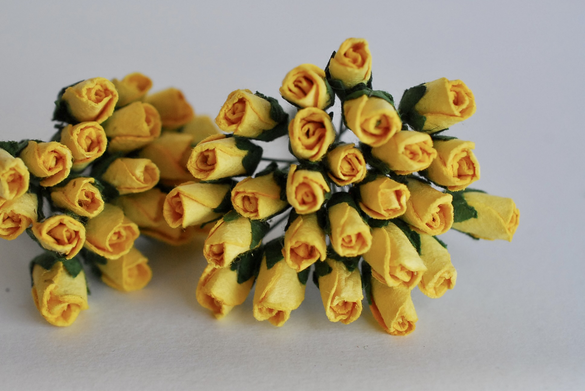 ดอกไม้กระดาษสา ดอกไม้กระดาษสา จตุจักร งานประดิษฐ์ ดอกไม้ทำข้อมือเพื่อนเจ้าสาว แต่งงาน, ดอกกุหลาบตูม 50 ดอก สีเหลือง ขนาด 0.8x1.5 cm. paper flowers, budding roses flower 0.8 x1.5 cm. 50 pieces. yellow color