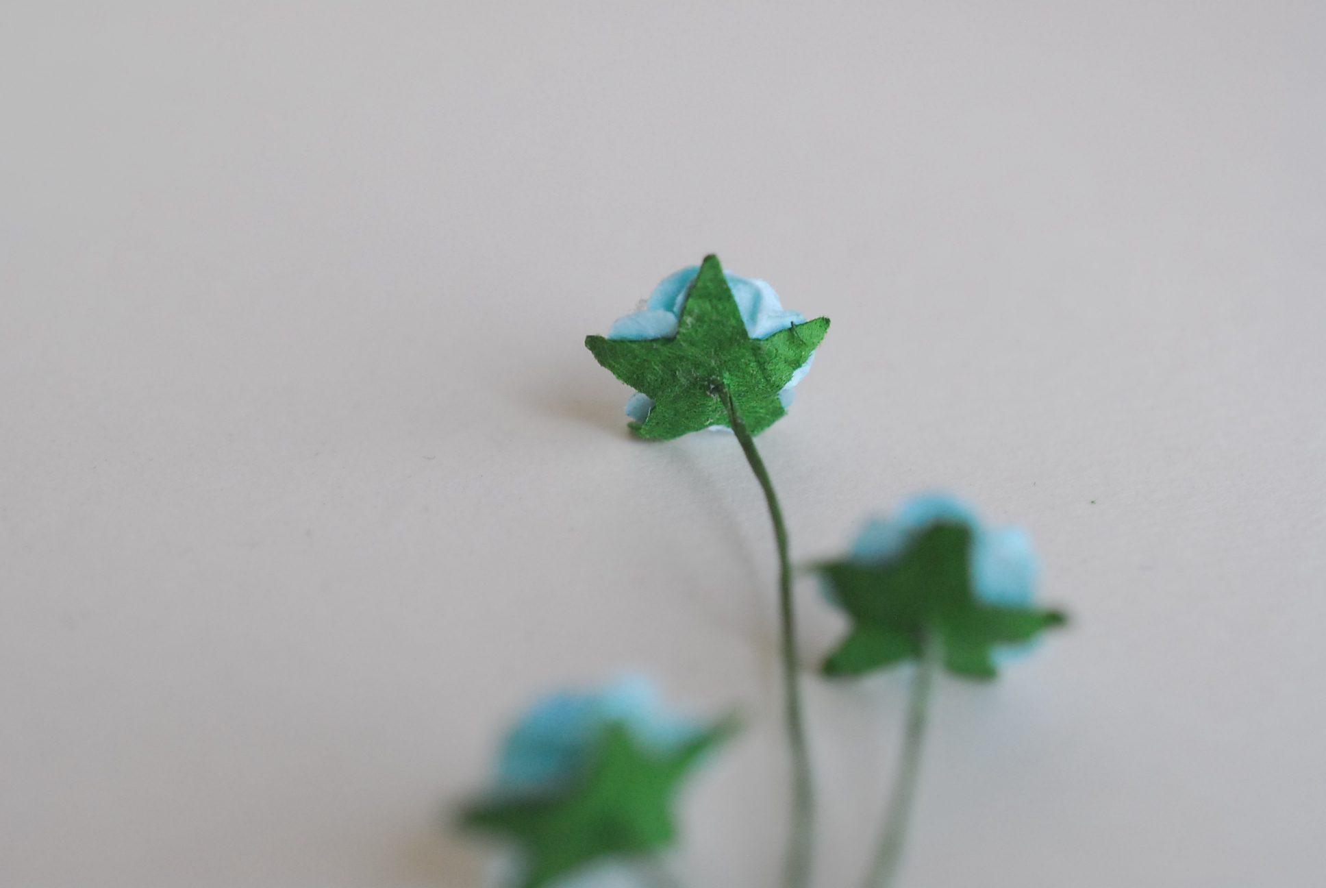 ดอกไม้กระดาษสาสำหรับตกแต่ง ของชำร่วย ดอกกุหลาบ กระดาษสา สีฟ้า ขนาด 1 cm. จำนวน 100 ดอก/1 ถุง