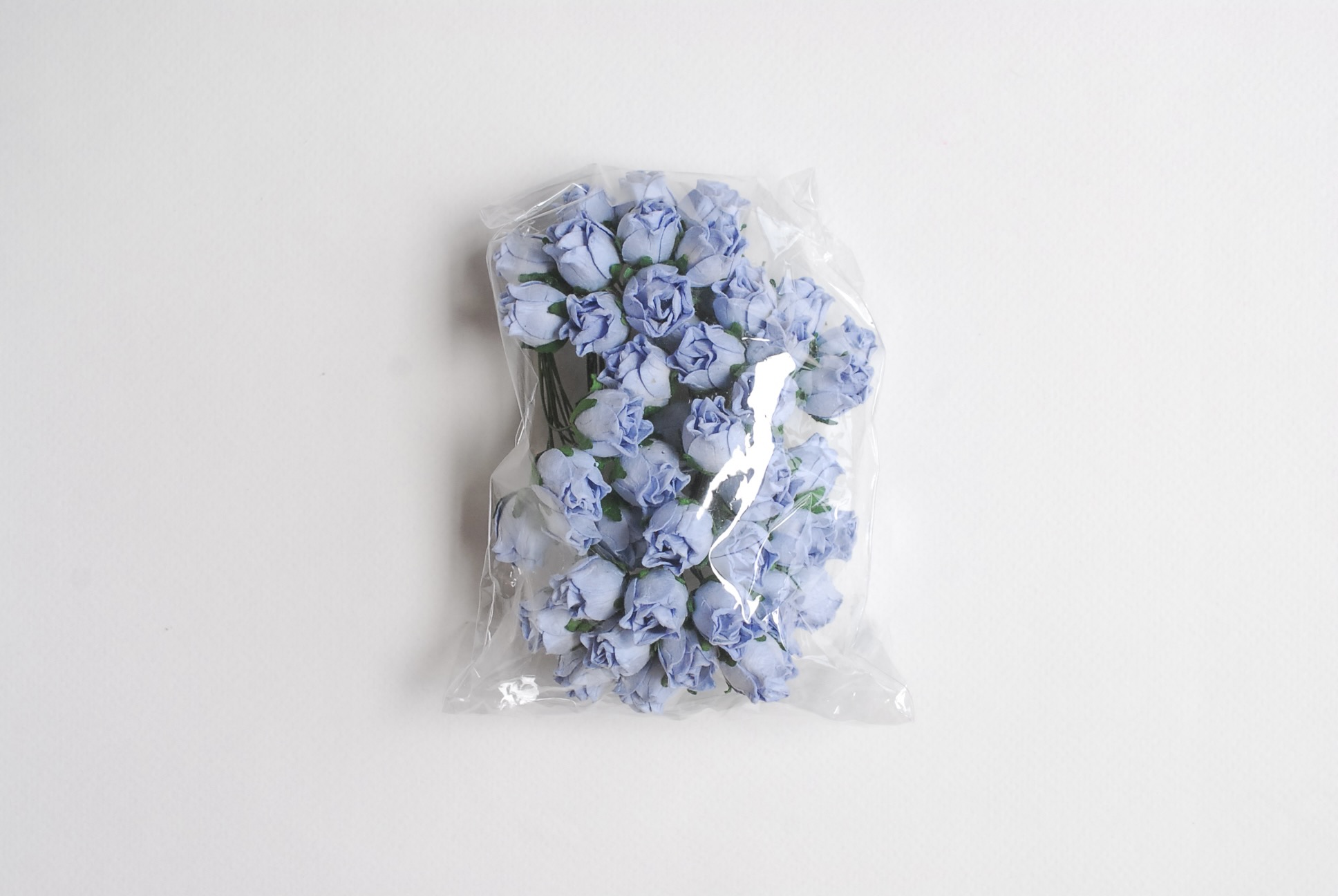 ดอกไม้กระดาษสา ดอกไม้กระดาษสา จตุจักร งานประดิษฐ์ ดอกไม้ทำข้อมือเพื่อนเจ้าสาว แต่งงาน, ดอกกุหลาบตูม 50 ดอก สีน้ำเงินตุ่น ขนาด 1.5 x 1.5 cm. paper flowers, budding roses flower 1.5x1.5 cm. 50 pieces. pale blue color.