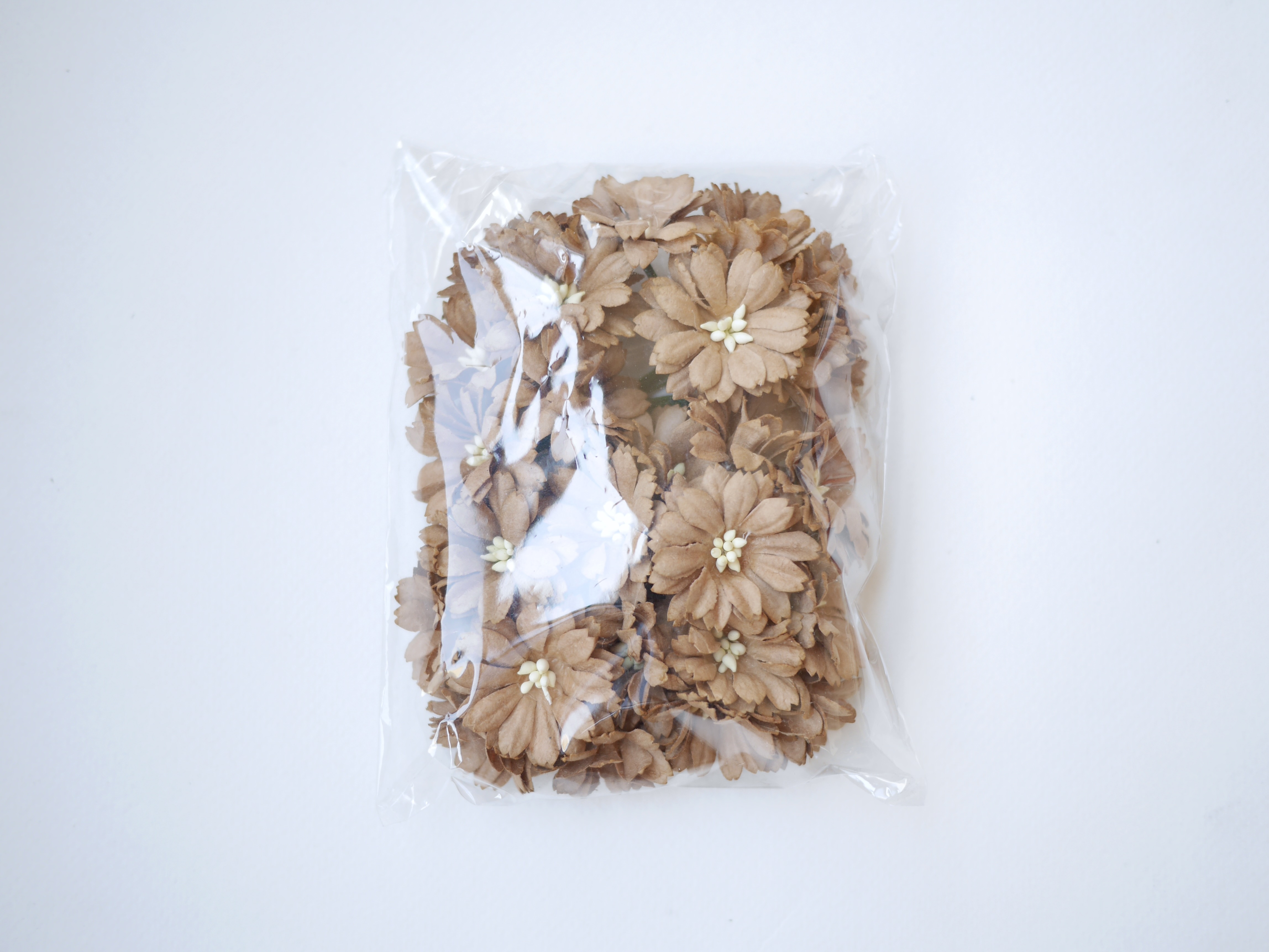 ดอกไม้กระดาษสา ดอกไม้ประดิษฐ์จากกระดาษสา ดอกไม้กระดาษสาขายส่ง ดอกไม้ประดิษฐ์ ดอกไม้ทำข้อมือเพื่อนเจ้าสาว ดอก daisy ขนาด 3.5 cm. จำนวน 25 ดอก สีน้ำตาล Paper Flower, 25 Daisy Flowers, brown color, size 3.5 cm., ivory pollen