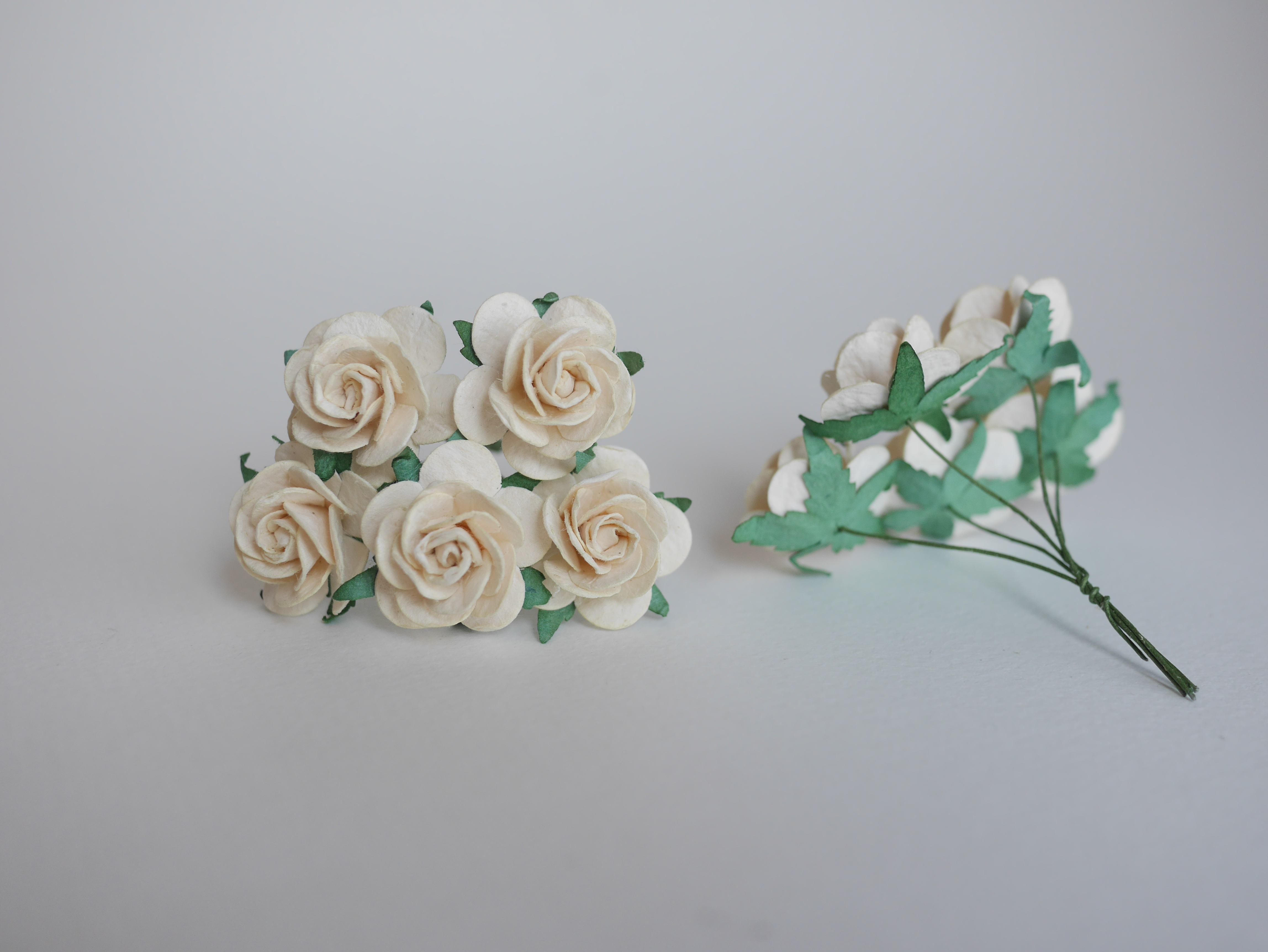 ดอกไม้กระดาษสา ดอกไม้กระดาษสา ราคาส่ง, ดอกกุหลาบกระดาษสา ดอกไม้ประดิษฐ์ สำหรับตกแต่ง หรืองานแต่งงาน สีงาช้างอ่อน ขนาด 2.5 cm. จำนวน 50 ดอก Paper flowers, handmade flowers, small roses paper size 2.5 cm. 50 pieces, ivory color.