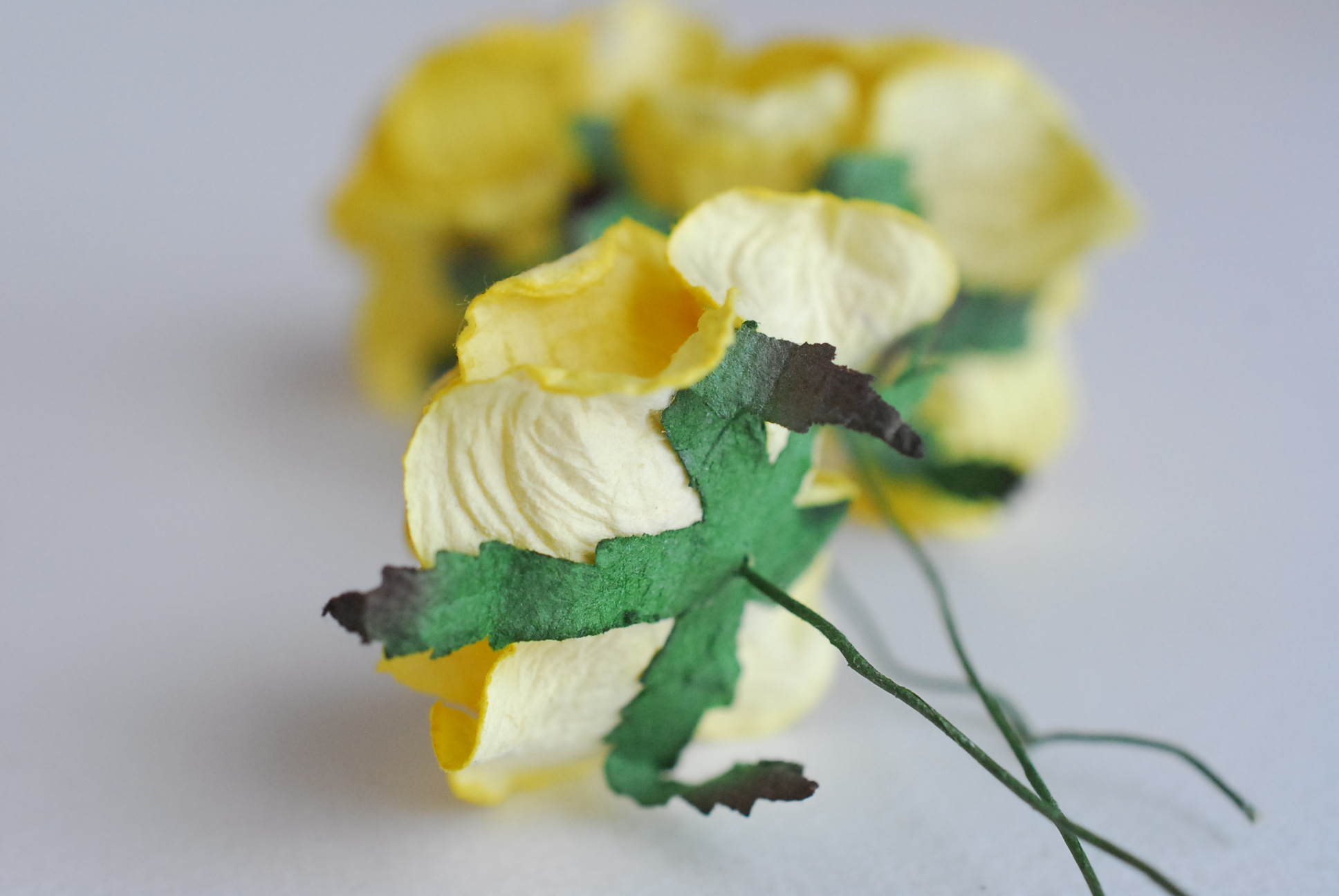 ดอกไม้ประดิษฐ์ ดอกไม้กระดาษสา ตกแต่งงานแต่งงาน งานแต่งงาน ดอกไม้ทำมงกุฎ ดอกกุหลาบขนาด 4 cm. 25ดอก กลีบบิด สีเหลือง yellow color