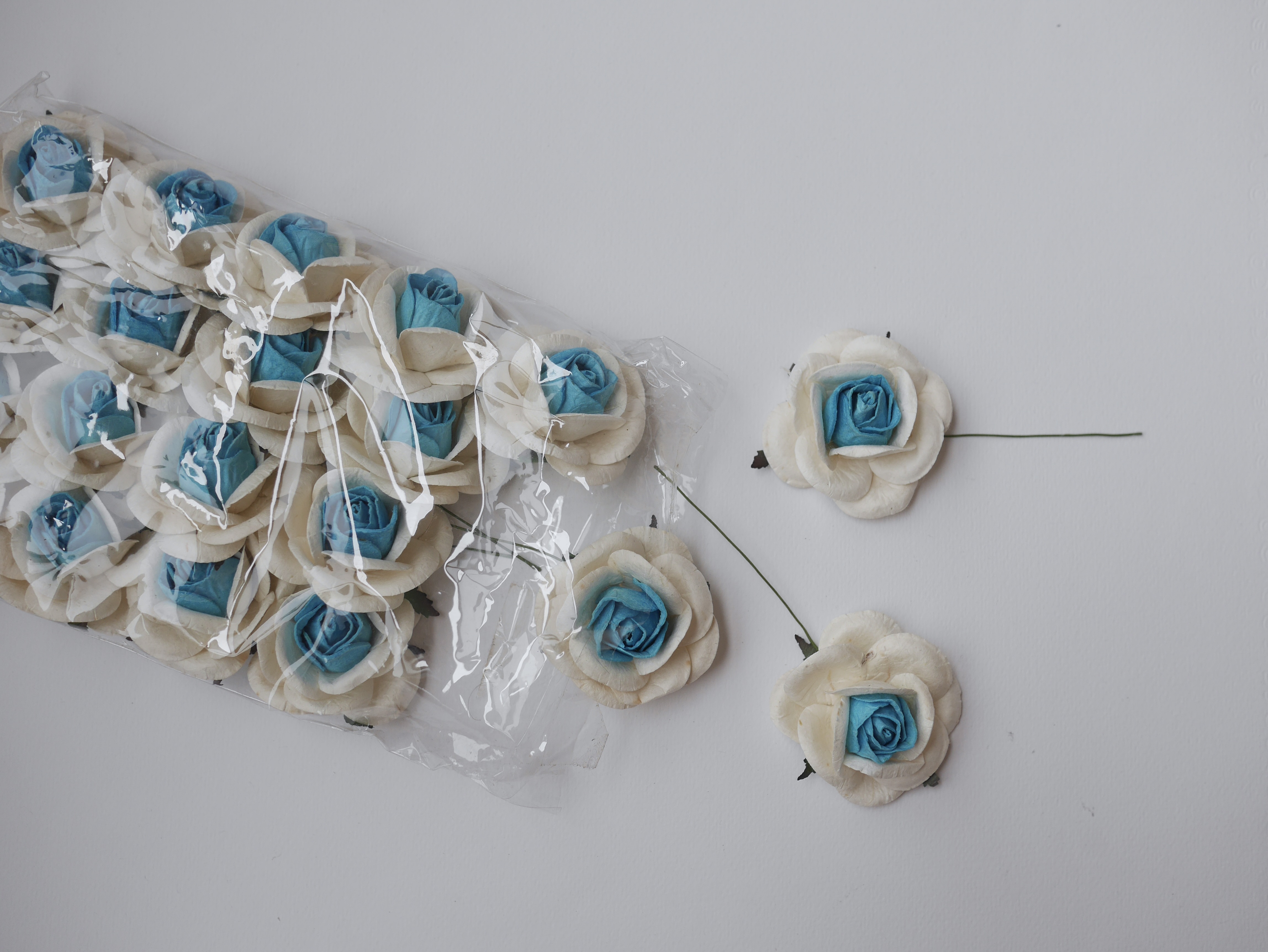 ดอกไม้กระดาษสา ดอกกุหลาบกระดาษ ดอกไม้กระดาษสา งานประดิษฐ์ ราคาส่ง ขนาด 4.5 cm., สำหรับของชำร่วย, งานแต่งงาน,สีฟ้า-ขาว Paper flower,20 Pieces mulberry rose, 4.5 cm. medium blue sky-white color.