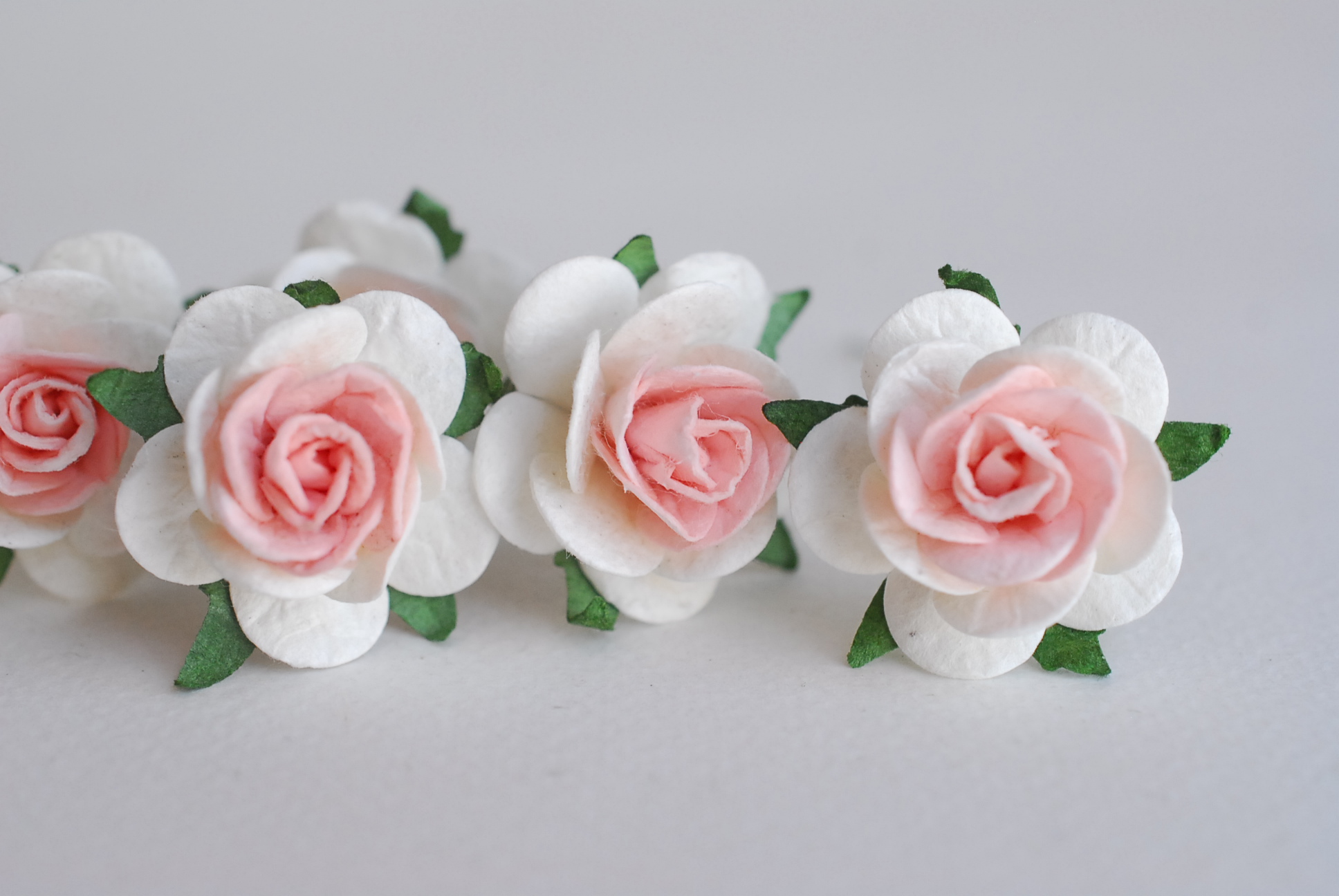 ดอกไม้กระดาษ ดอกไม้กระดาษสา ราคาส่ง,ดอกไม้กุหลาบกระดาษ ดอกกุหลาบกระดาษสา ดอกไม้ประดิษฐ์ สำหรับตกแต่ง หรืองานแต่งงาน สีชมพูขาว 2 tone ขนาด 2.5 cm. จำนวน 50 ดอก