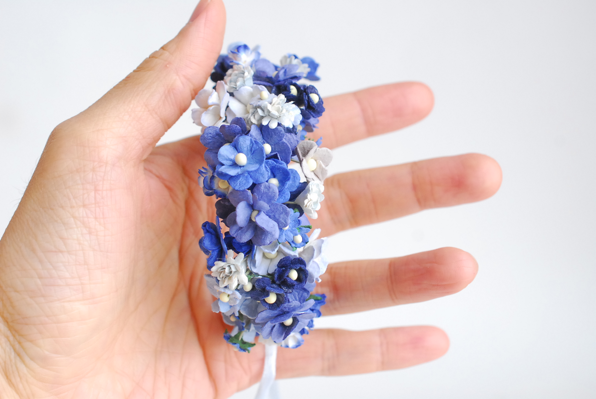 ข้อมือเพื่อนเจ้าสาว งานแต่งงาน ดอกไม้ประดิษฐ์ งานประดิษฐ์ DIY โทนสีน้ำเงิน ดอกไฮเดนเยียกระดาษสา และดอกไม้กระดาษสาขนาดเล็ก Handmade corsages 1 ชิ้น DIY corsage blue tone, hydenyia flowers 1 piece.