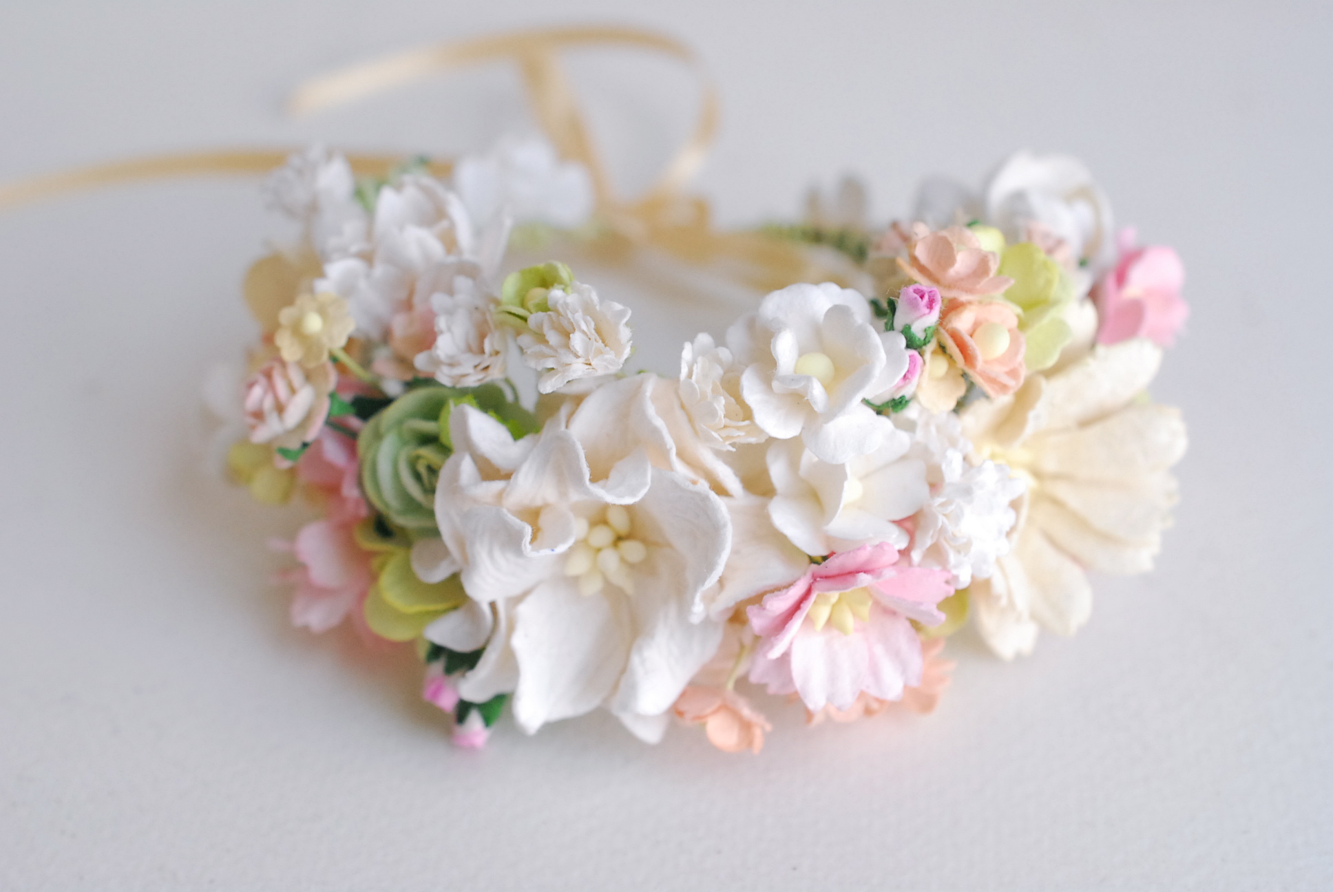 อมือเพื่อนเจ้าสาว งานแต่งงาน งานประดิษฐ์ DIY สีขาว เขียว ชมพูอ่อน ครีม ดอกกุหลาบกระดาษสา และดอกไม้กระดาษสาขนาดเล็ก Handmade corsages 1 ชิ้น