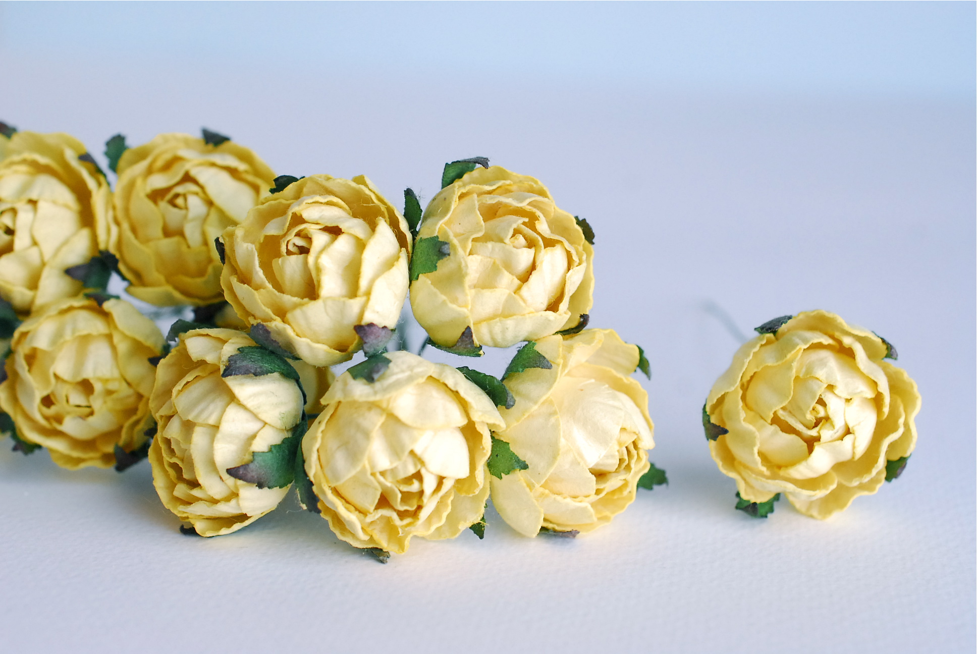 ดอกไม้กระดาษสา สำหรับตกแต่งของชำร่วย งานแต่งงาน ดอกกุหลาบกลม peony ขนาด 3.5 cm. จำนวน 25 ดอก, สีเหลืองสด