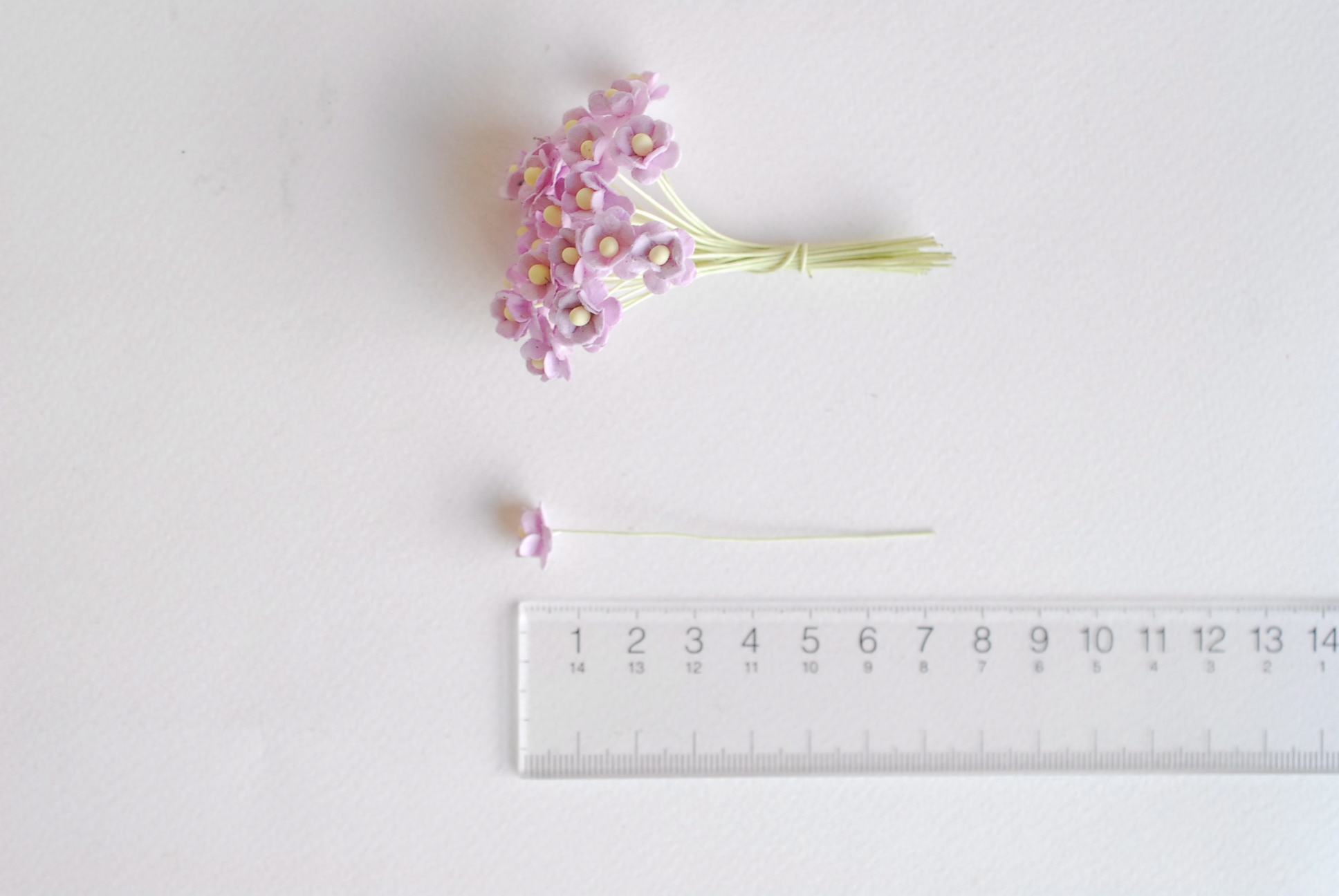 ดอกไม้กระดาษสา ดอกไม้กระดาษสาราคาส่ง ดอกไม้กระดาษสำหรับตกแต่ง งานแต่งงาน หรือติดของชำร่วย ดอก creeping lady 100 ดอก ขนาด 0.8 cm. สีม่วงอ่อน Small Paper Flower with stem, 100 pcs., size 0.8 cm., creeping flowers 2 layers,pale purple color.