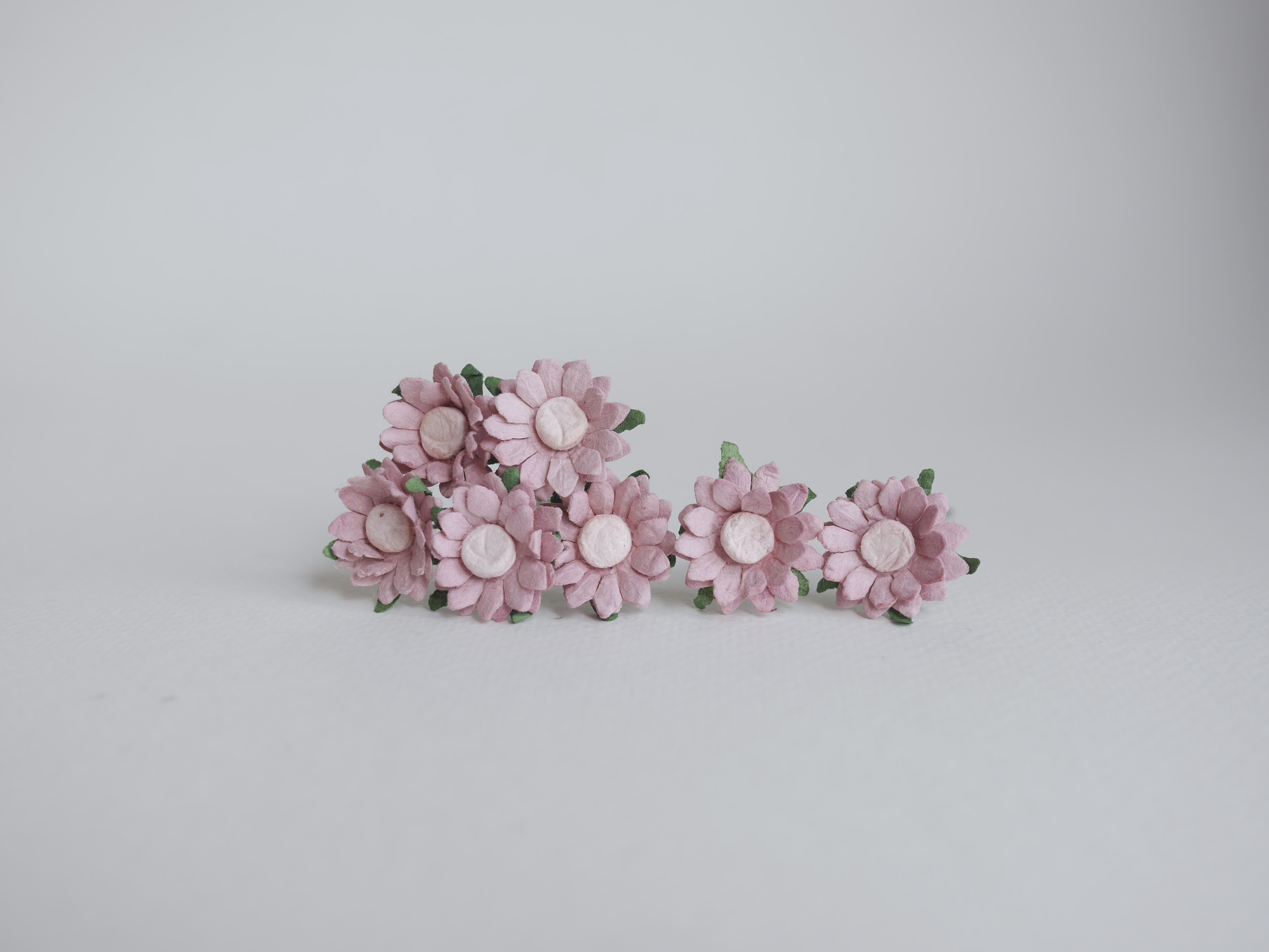 ดอกทานตะวันกระดาษ ดอกไม้กระดาษสา ดอกไม้ประดิษฐ์จากกระดาษสา ดอกทานตะวัน ดอกไม้กระดาษสาขายส่ง ดอกไม้ประดิษฐ์ ดอกไม้ทำข้อมือเพื่อนเจ้าสาว ขนาด 1.5 cm. จำนวน 50 ดอก สีชมพูตุ่น เกสรสีชมพูตุ่น Paper Flower, Sun Flowers, pale dusty pink color, size 1.5 cm 50 pie