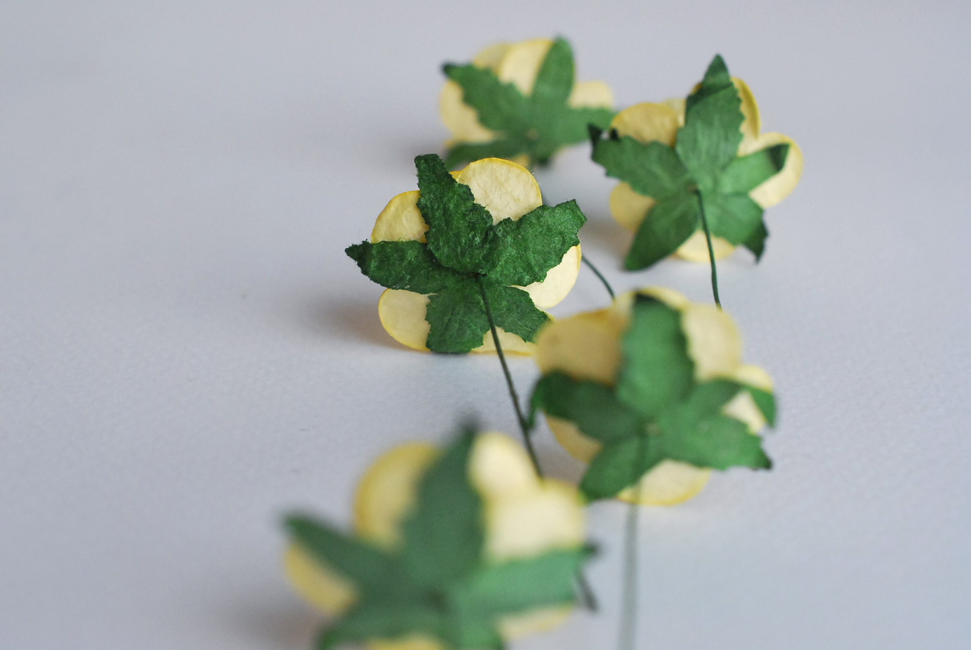 ดอกไม้กระดาษสา ดอกไม้กระดาษสา ราคาส่ง, ดอกกุหลาบกระดาษสา ดอกไม้ประดิษฐ์ สำหรับตกแต่ง หรืองานแต่งงาน สีเหลือง ขนาด 2.5 cm. จำนวน 50 ดอก Paper flowers, handmade flowers, small roses paper size 2.5 cm. 50 pieces, yellow color.